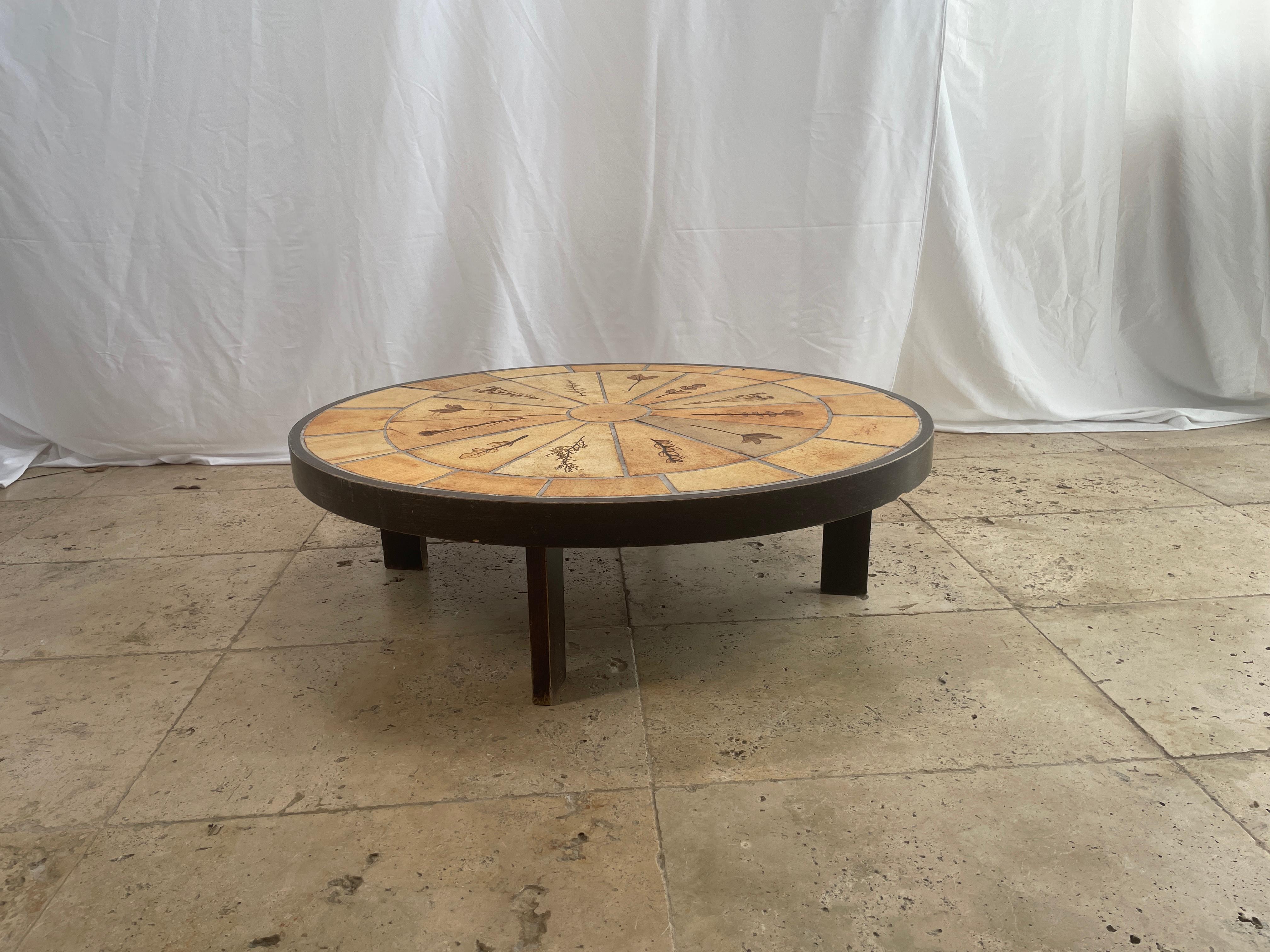 Oval coffee table made of wood by Roger Capron. The top is in earthenware with natural patterns. Signed Roger Capron dating from 1970 made in France 

Some marks on the wood due to use, Faience in perfect condition.
The table is in a good