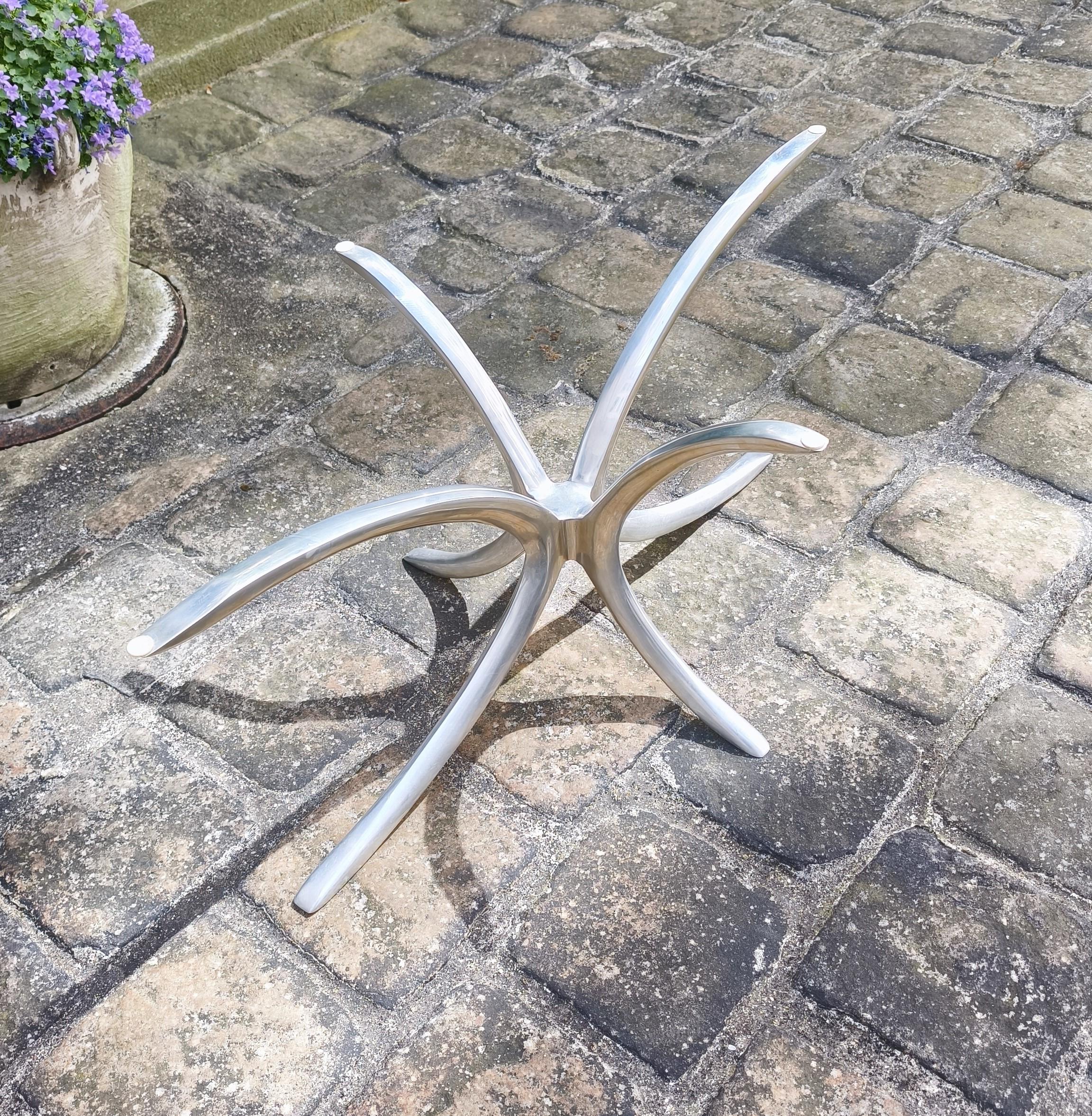 Oval coffee table from the 1960s that can be attributed to Michel Mangematin For Sale 4