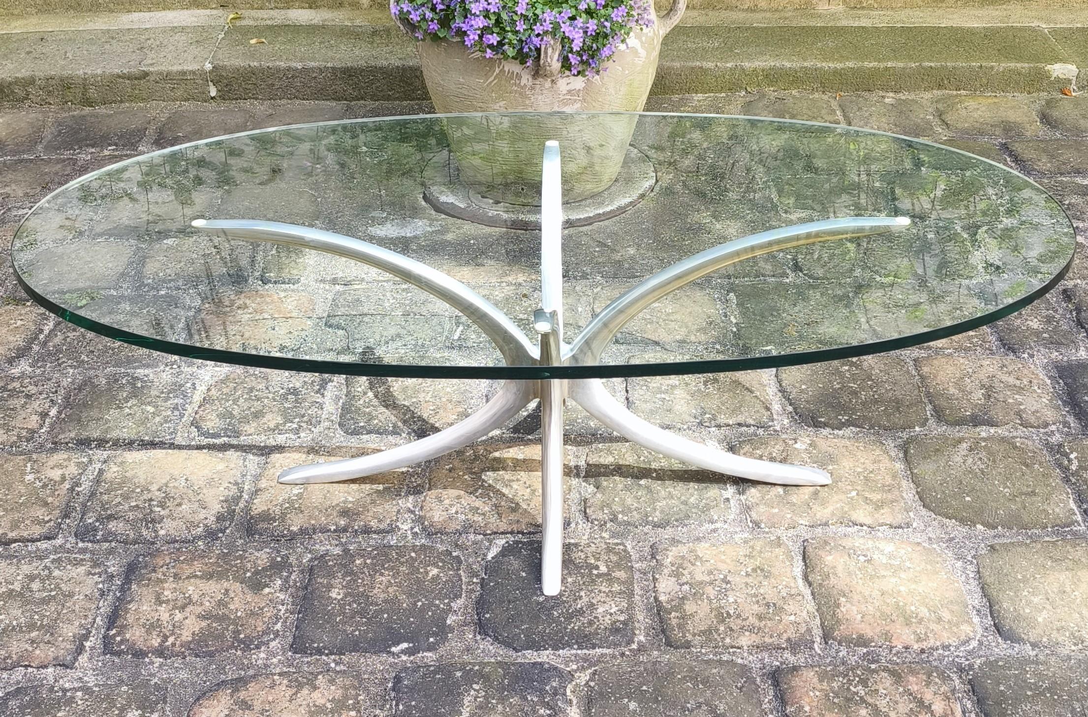 French Oval coffee table from the 1960s that can be attributed to Michel Mangematin For Sale
