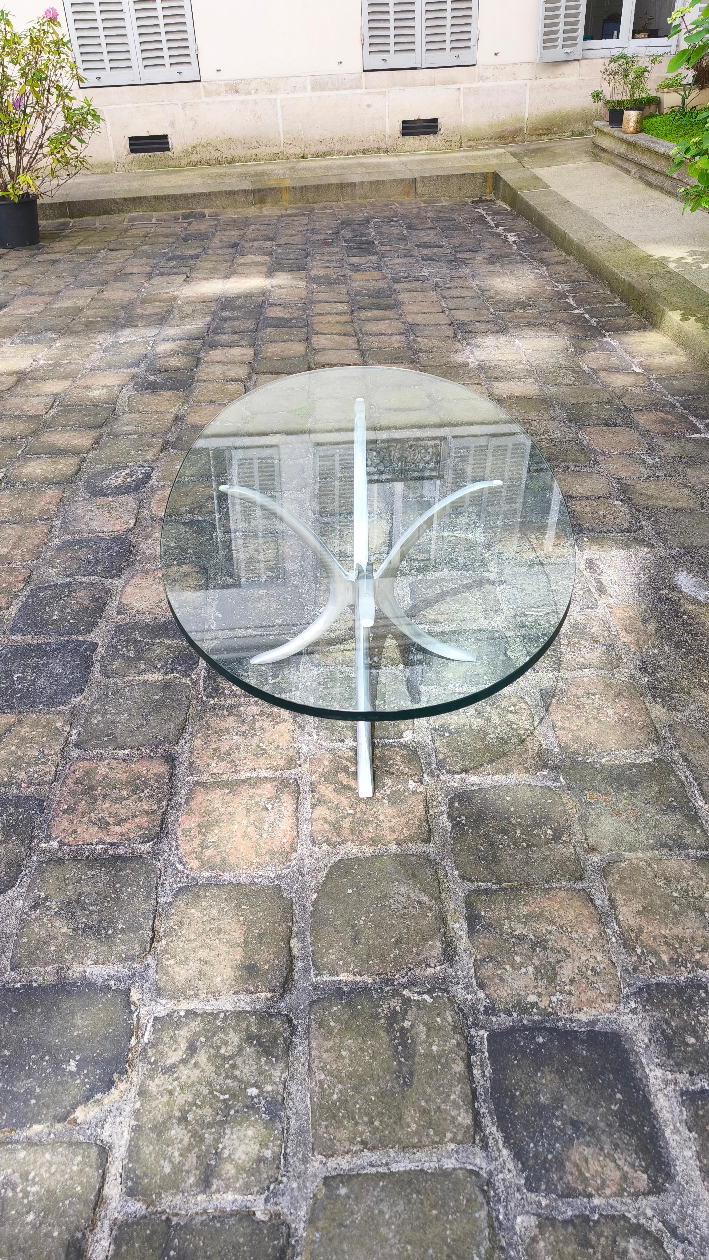 Metal Oval coffee table from the 1960s that can be attributed to Michel Mangematin For Sale