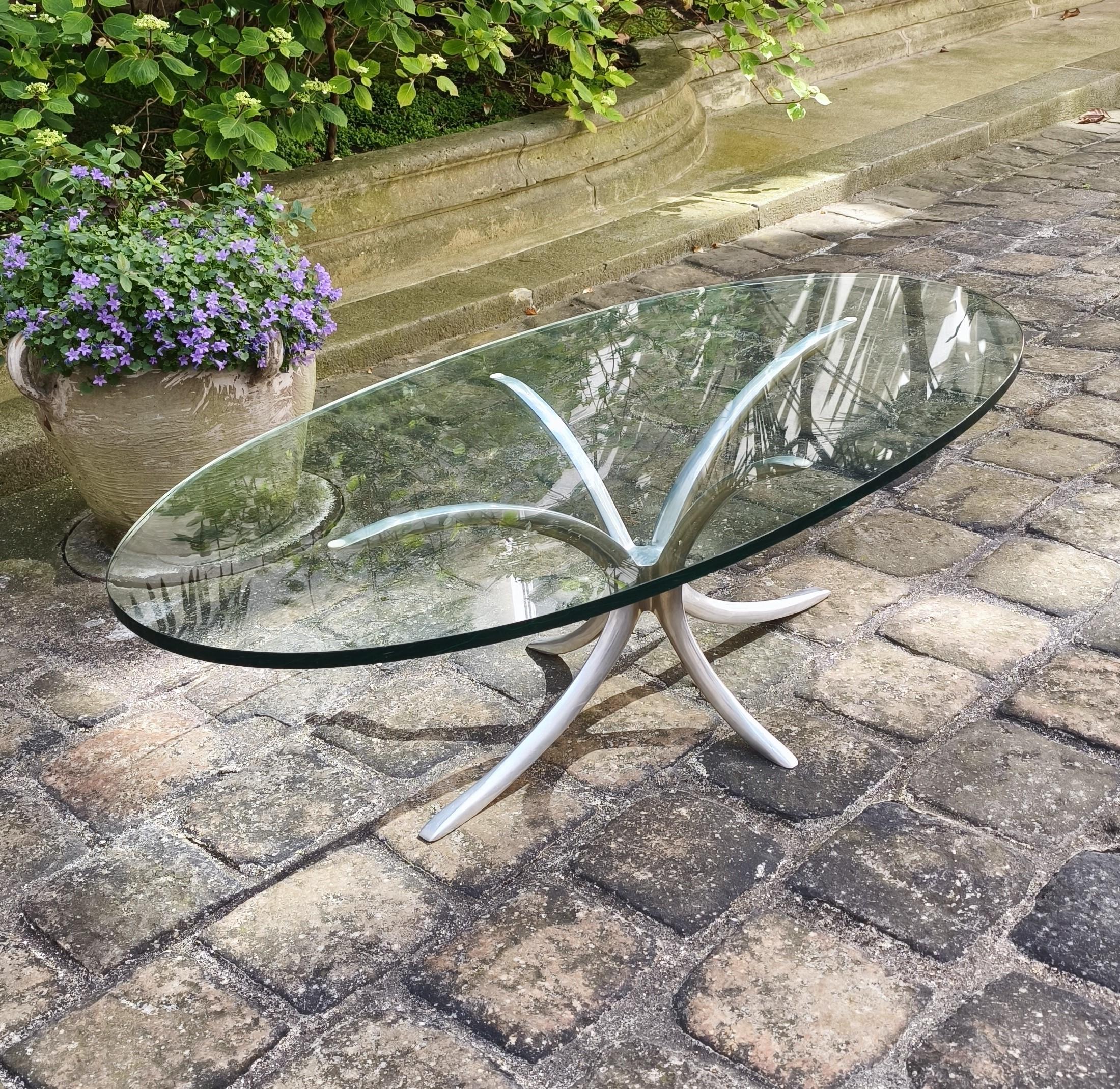 Oval coffee table from the 1960s that can be attributed to Michel Mangematin For Sale 1