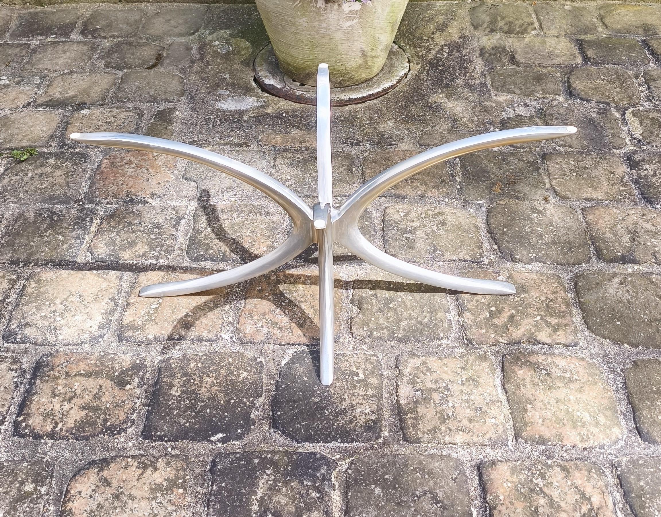 Oval coffee table from the 1960s that can be attributed to Michel Mangematin For Sale 2