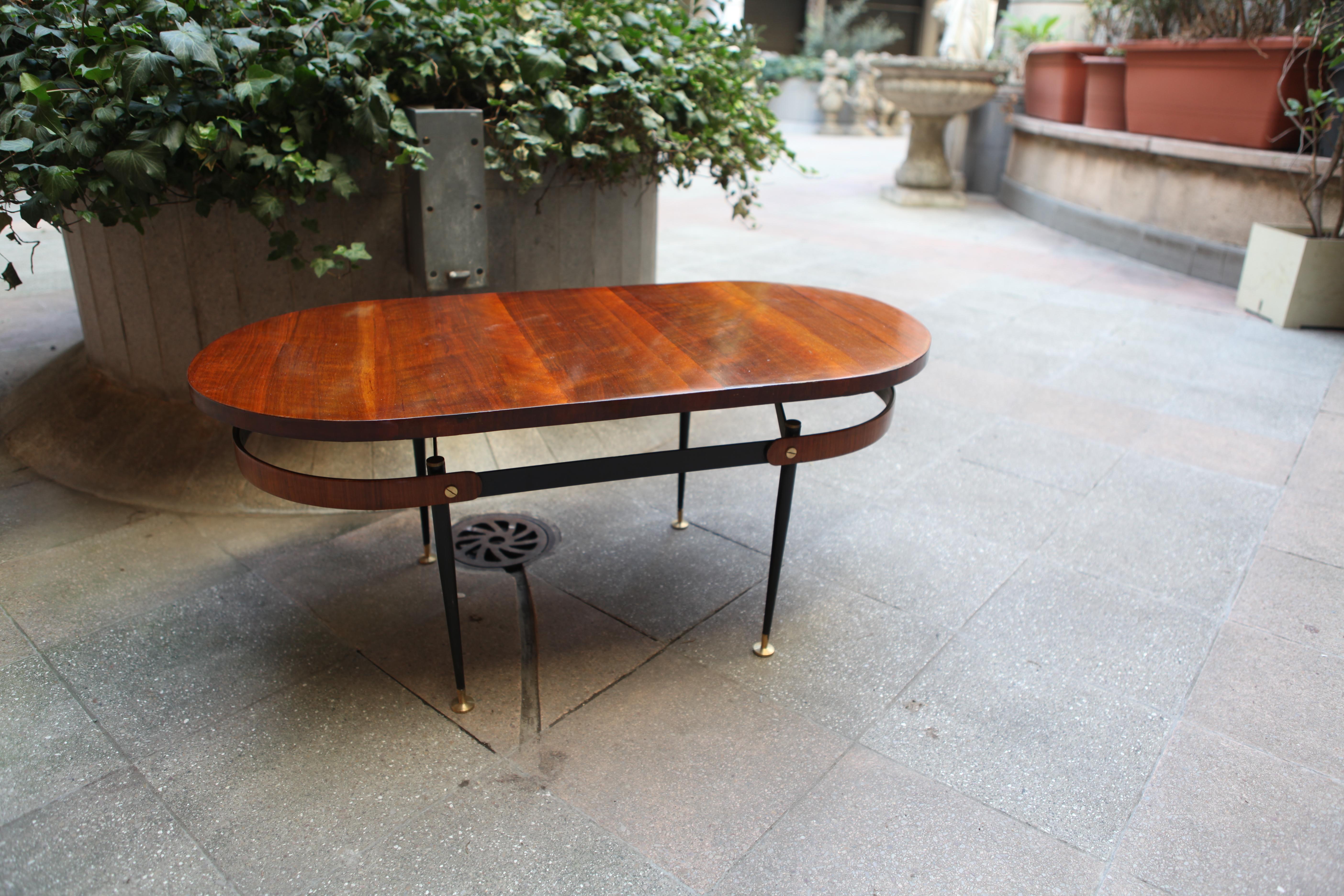 Oval coffee table
Gio Ponti

1960
really elegant piece
Measures: 98 x 49 x 42
Mahogany 1600.
Very good condition.