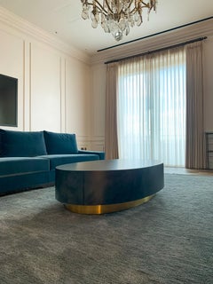 Tavolino ovale in pergamena di capra marrone su zoccolo in ottone di Scala