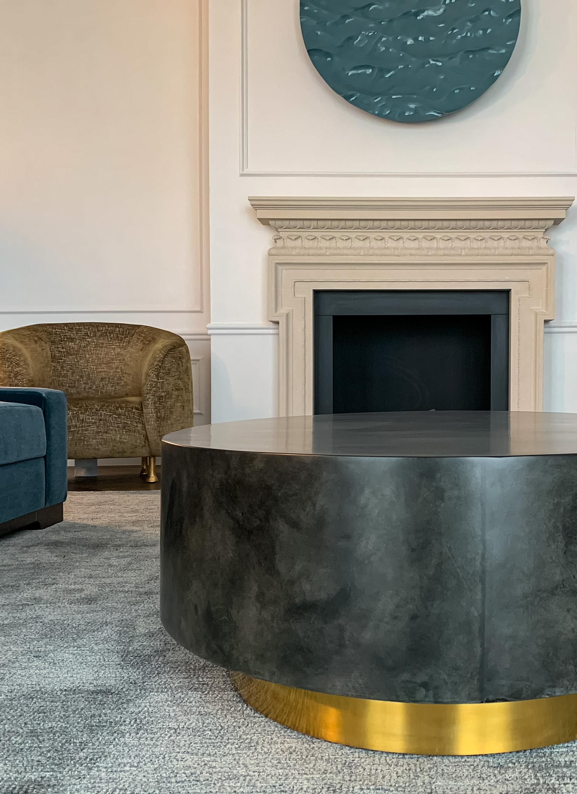 Mesa de centro ovalada en pergamino de piel de cabra marrón sobre zócalo de latón by Scala Estadounidense en venta
