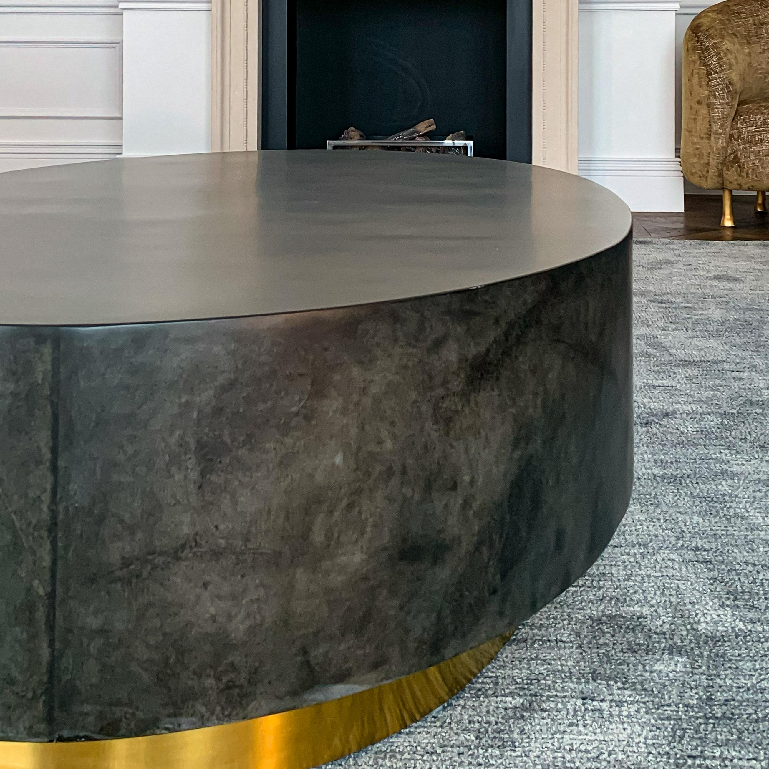 Mesa de centro ovalada en pergamino de piel de cabra marrón sobre zócalo de latón by Scala Pulido en venta