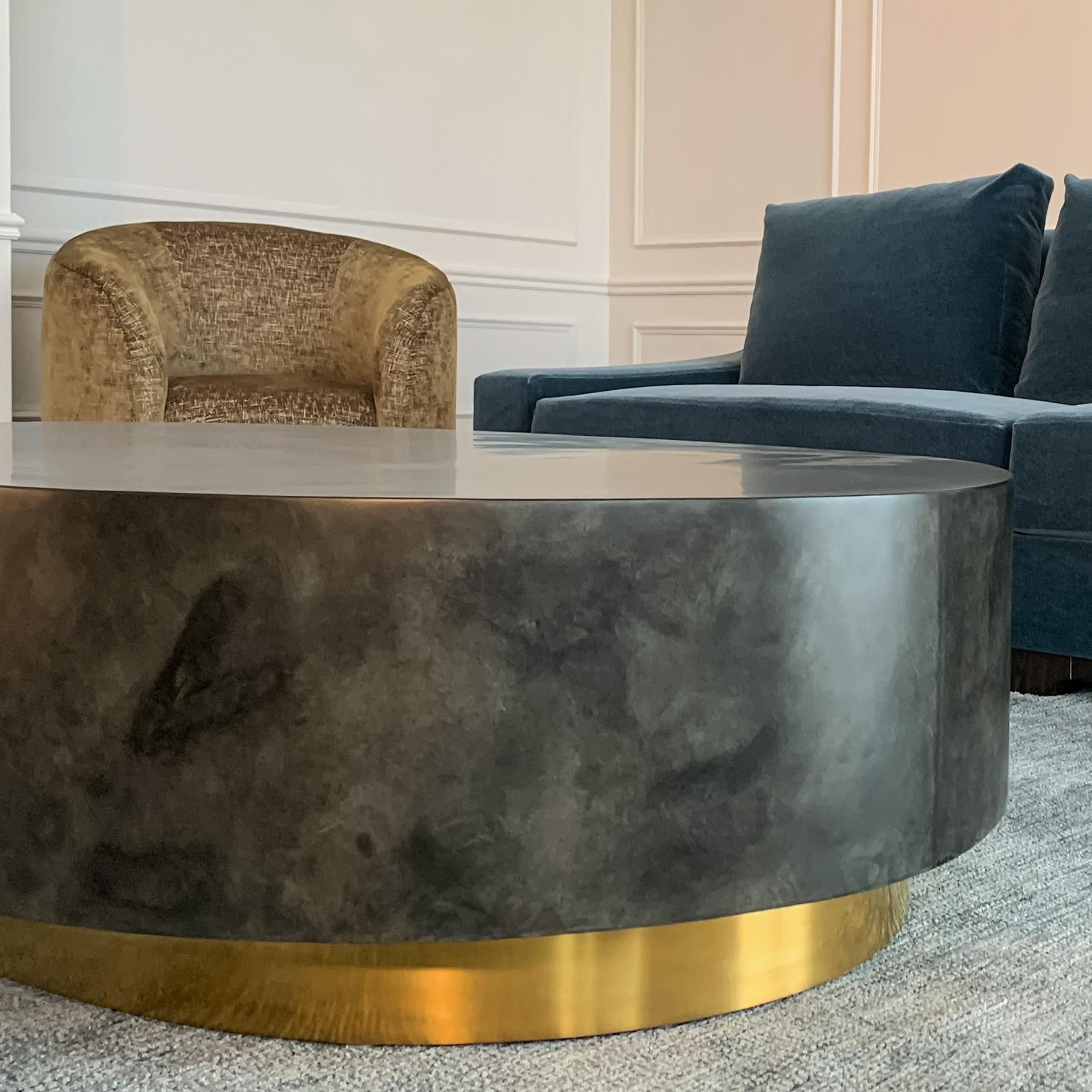 Mesa de centro ovalada en pergamino de piel de cabra marrón sobre zócalo de latón by Scala Siglo XXI y contemporáneo en venta
