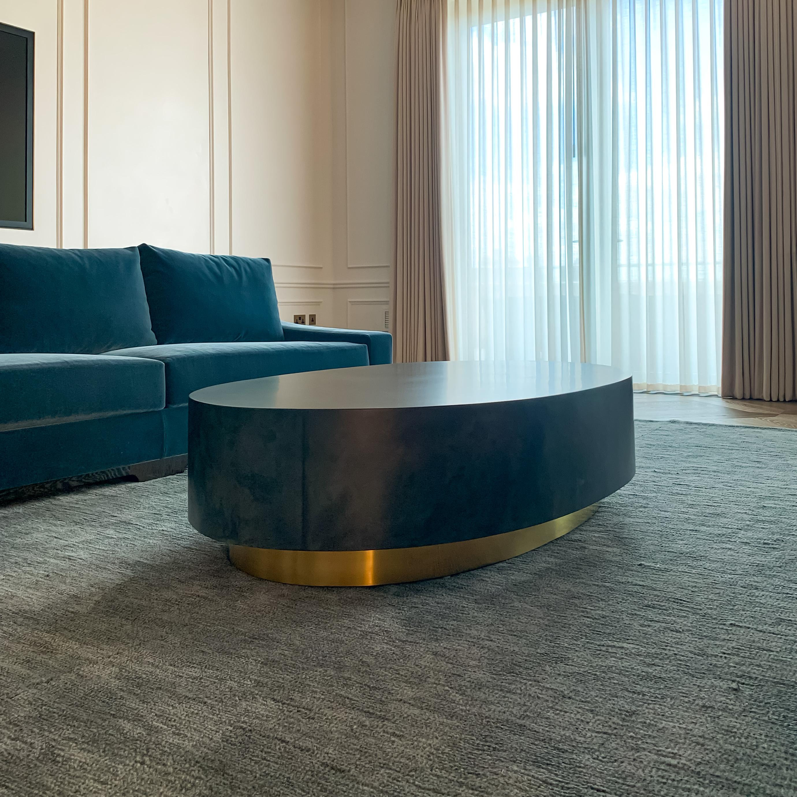 Mesa de centro ovalada en pergamino de piel de cabra marrón sobre zócalo de latón by Scala Latón en venta