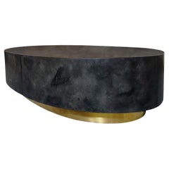 Mesa de centro ovalada en pergamino de piel de cabra marrón sobre zócalo de latón by Scala