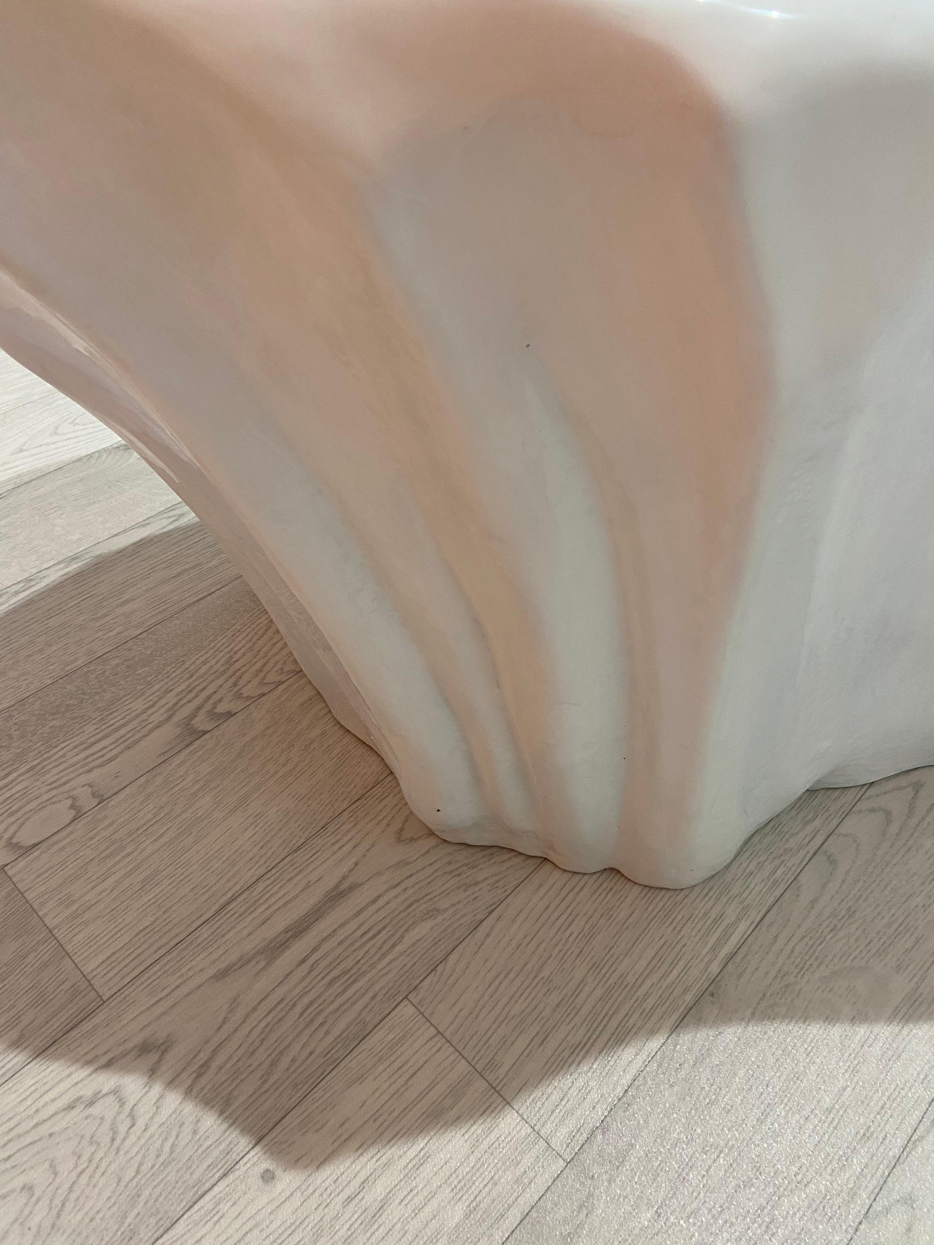 Ovaler Couchtisch Moderne Harzskulptur Handgefertigt in Italien Cupioli verfügbar (Stuckmarmor) im Angebot