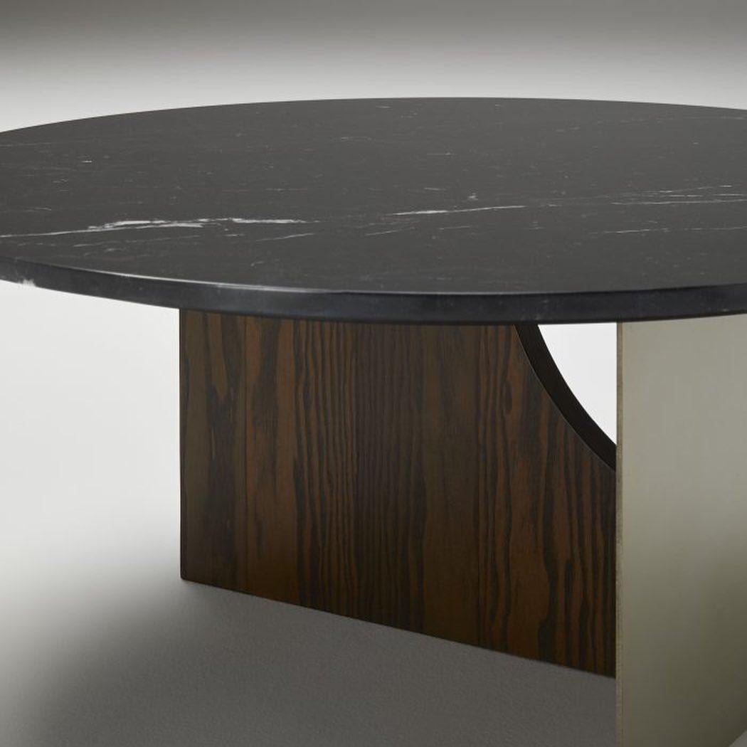 XXIe siècle et contemporain Table basse ovale en marbre dans des finitions en bois et en métal personnalisées en vente