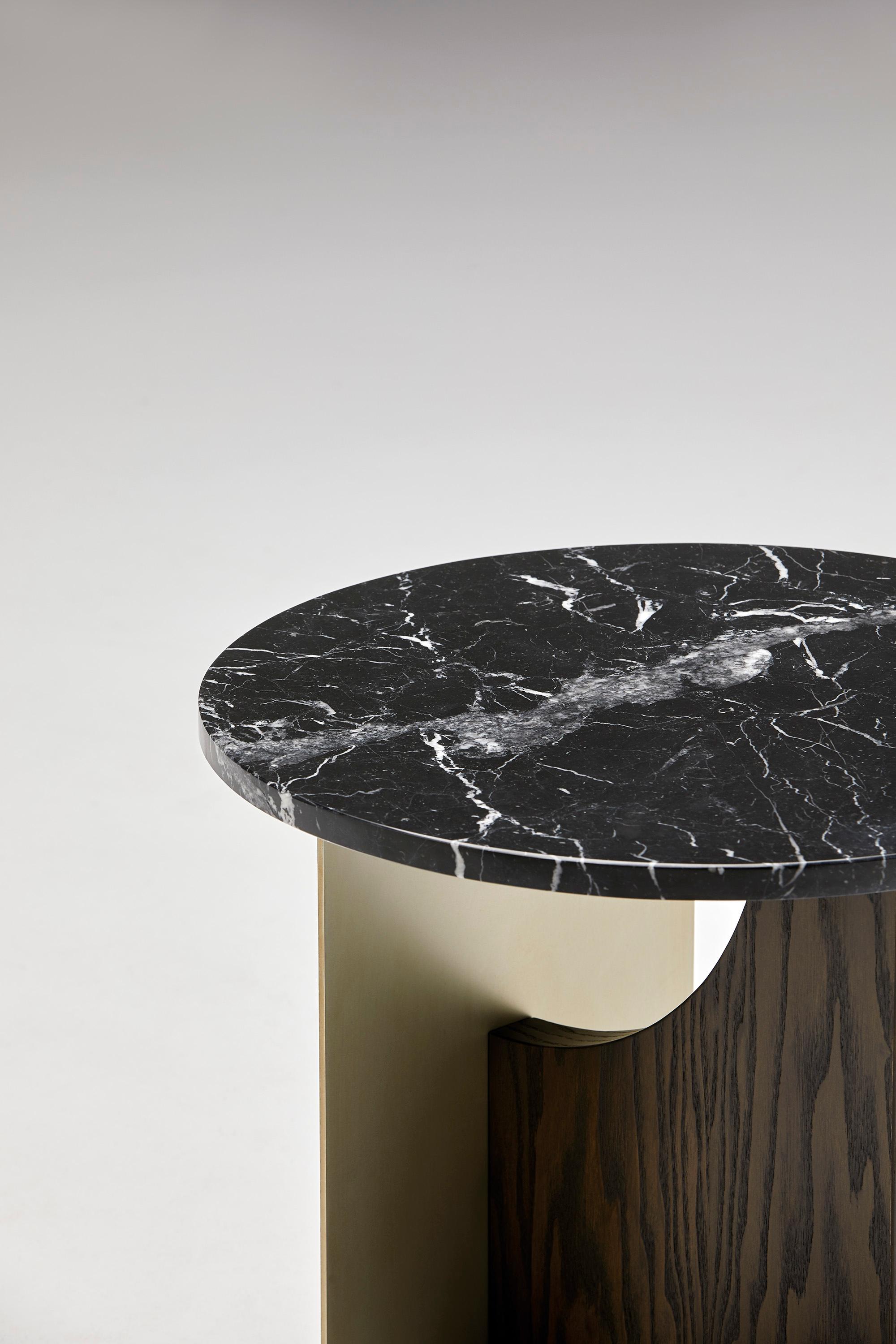 Table basse ovale en marbre dans des finitions en bois et en métal personnalisées en vente 2