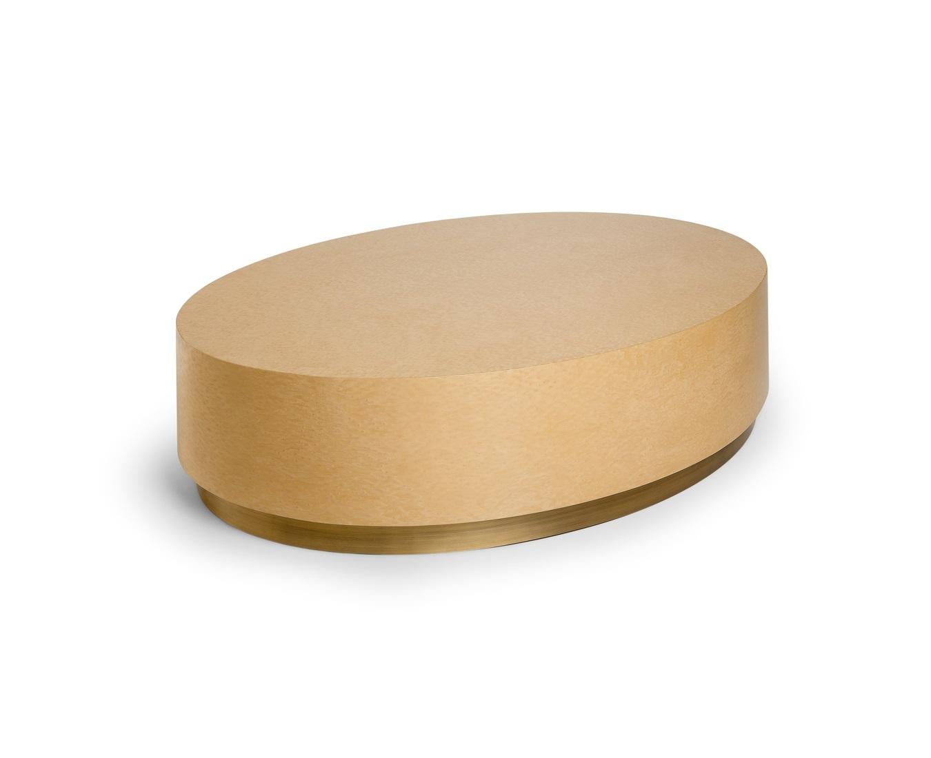 Portugais Table basse ovale avec plateau en bois de placage et pied en métal en vente
