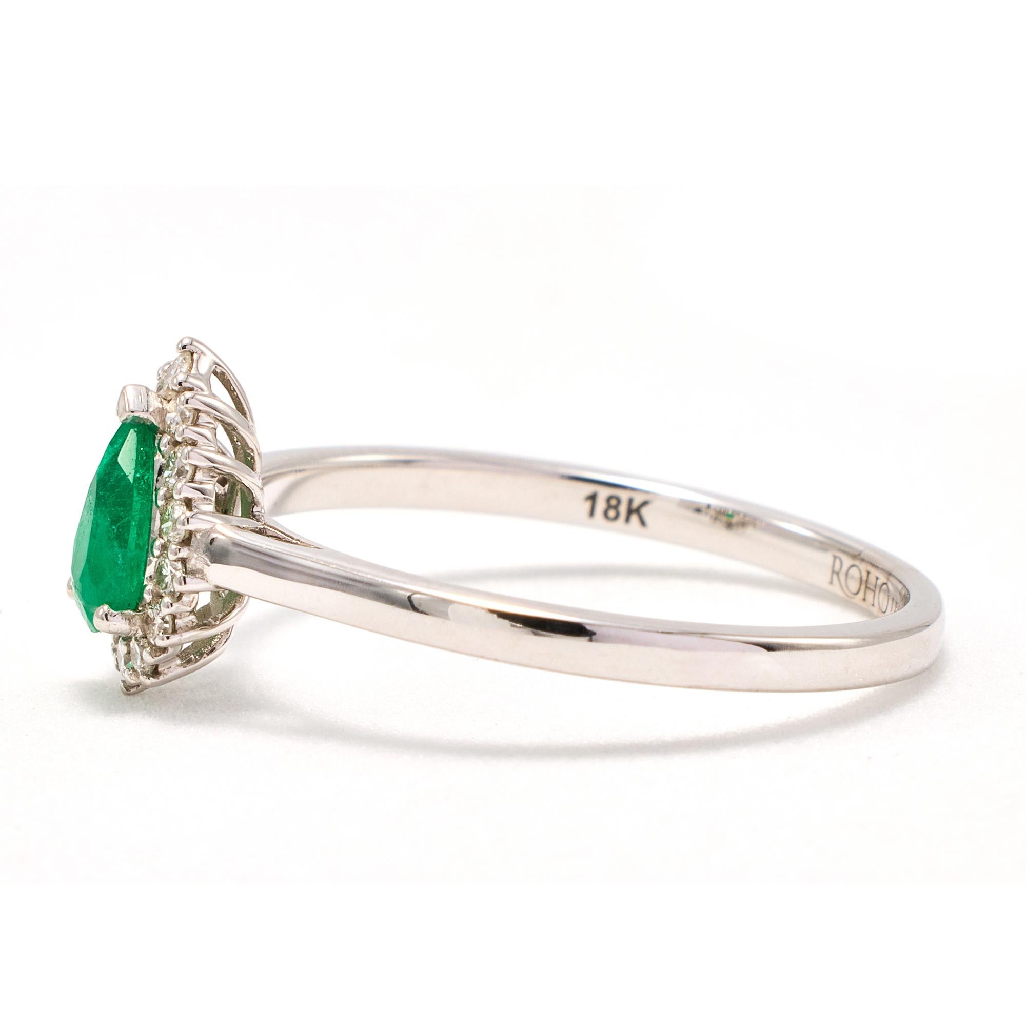 Oval Colombian Emerald Ring with Diamonds Around Set in 18k White Gold In New Condition For Sale In Toronto, ON