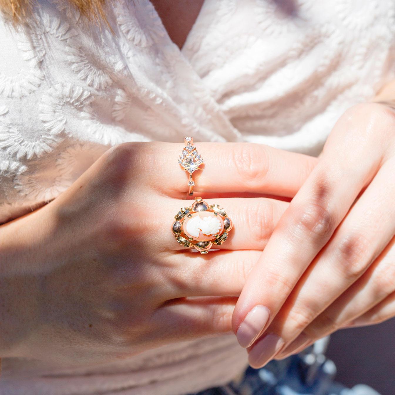 Oval Conch Shell Cameo 14 Carat Rose and Yellow Gold Vintage Ring 7