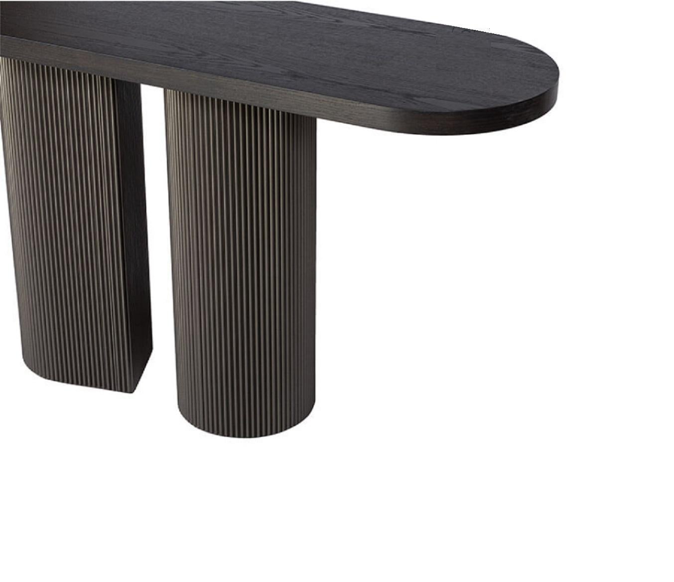 Enhance your space with our exquisite oval console, featuring a substantial top available in rich oak veneer wood. Top can also be lacquered. Opt for the classic elegance of veneer oak or lacquer atop a striped base, or choose the modern allure of