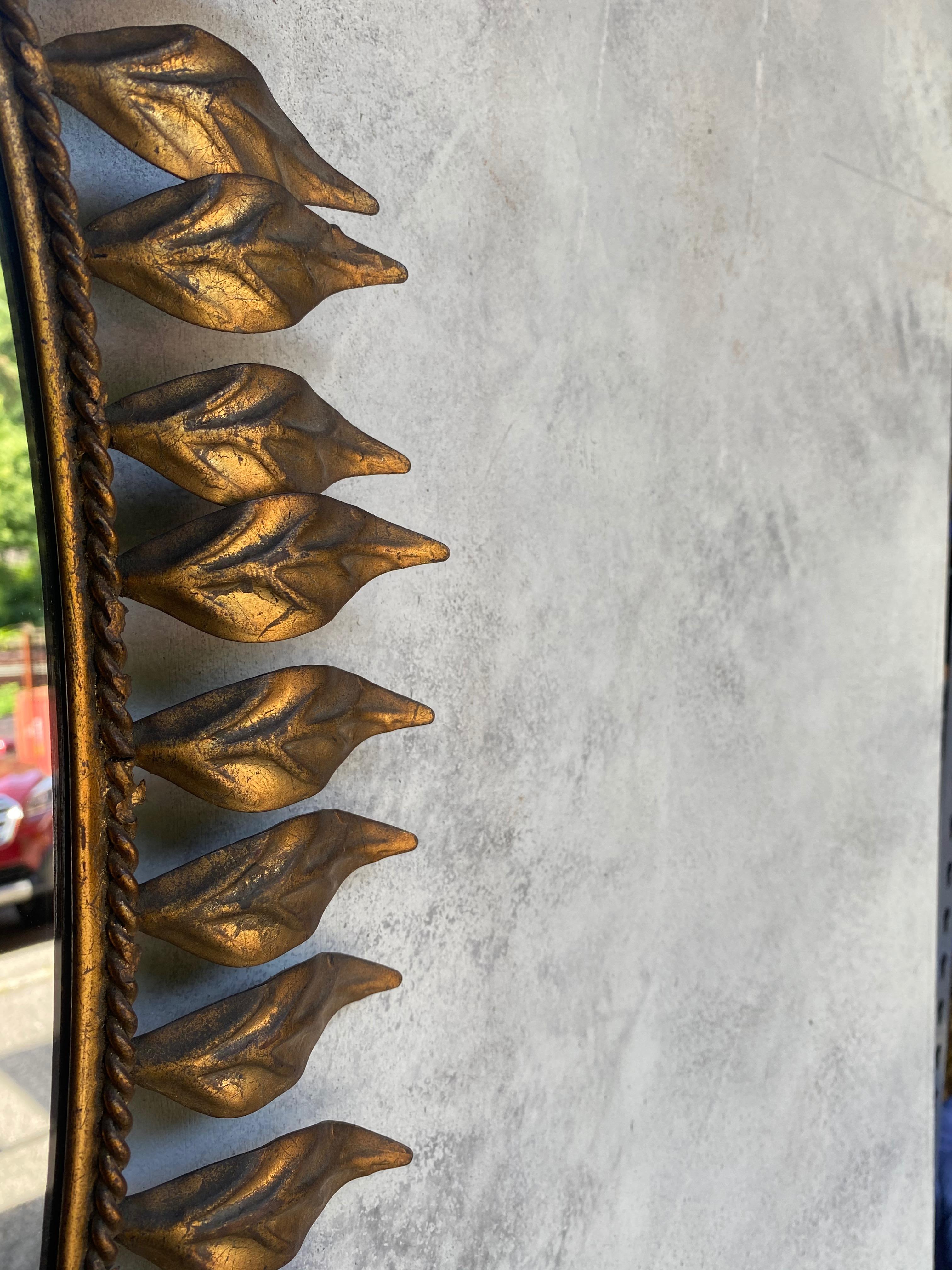 Miroir ovale espagnol Sunburst en métal doré avec feuilles incurvées en vente 2