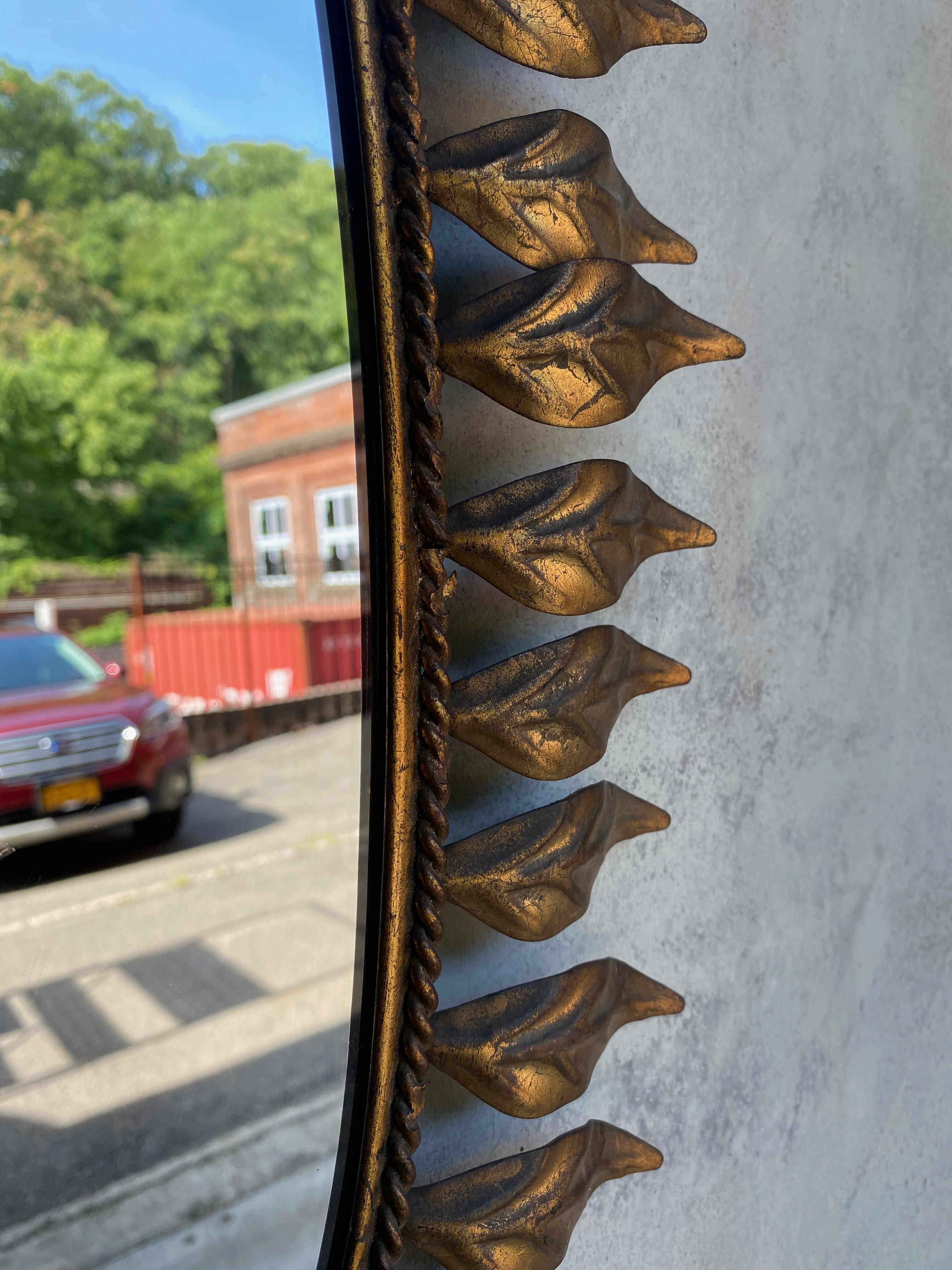 Miroir ovale espagnol Sunburst en métal doré avec feuilles incurvées en vente 3