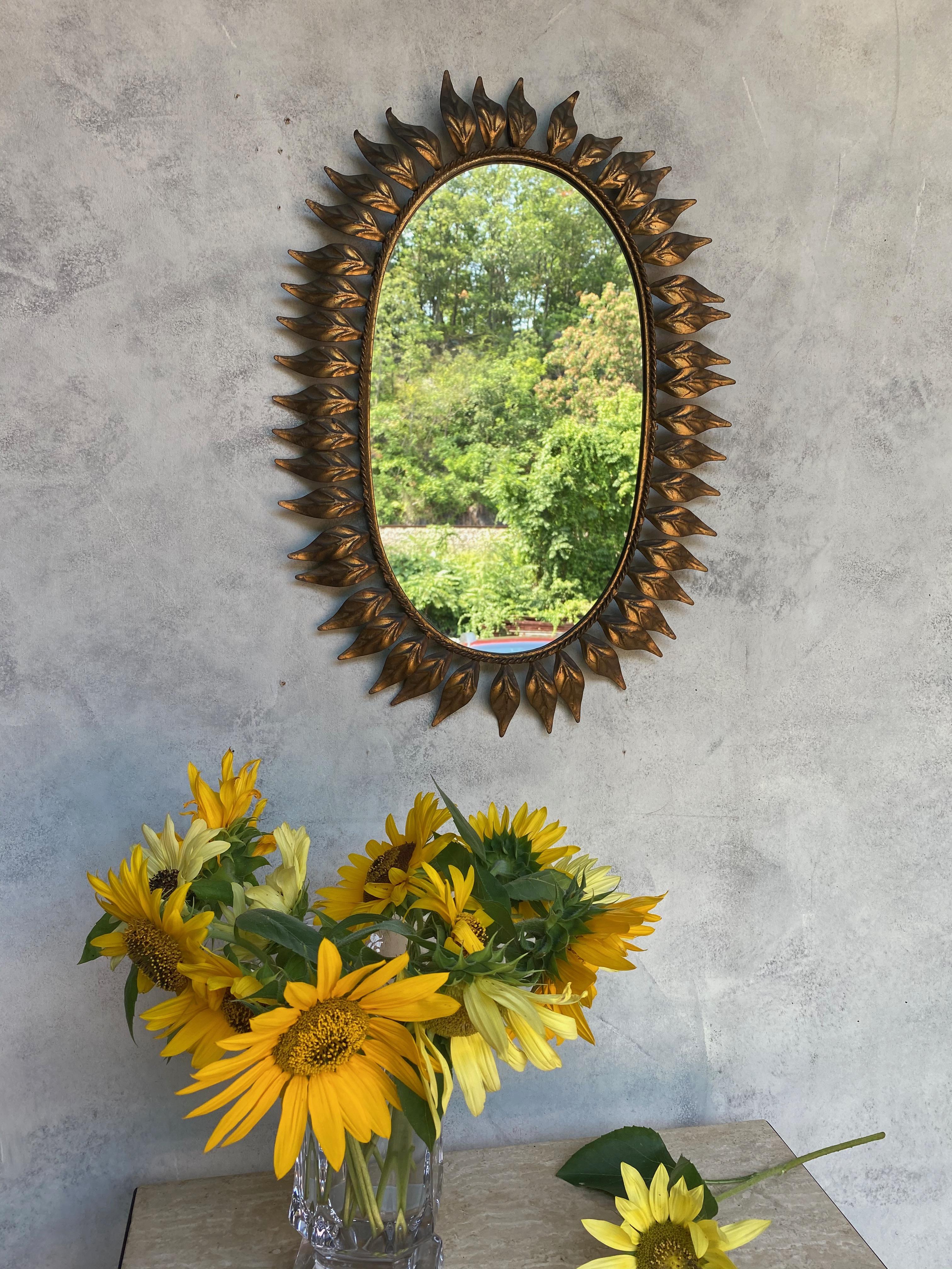 Miroir ovale espagnol Sunburst en métal doré avec feuilles incurvées en vente 4