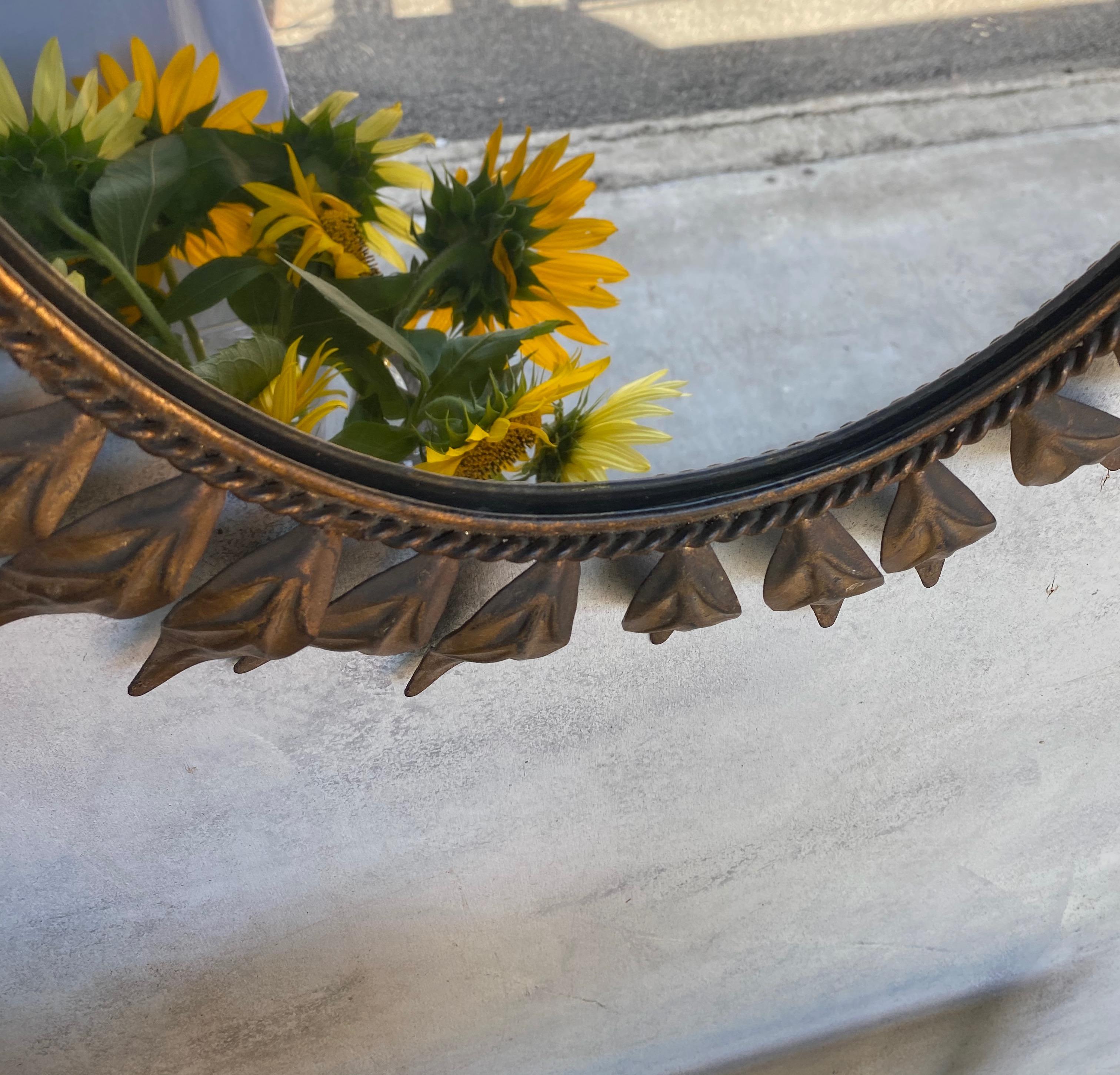 Miroir ovale espagnol Sunburst en métal doré avec feuilles incurvées en vente 6