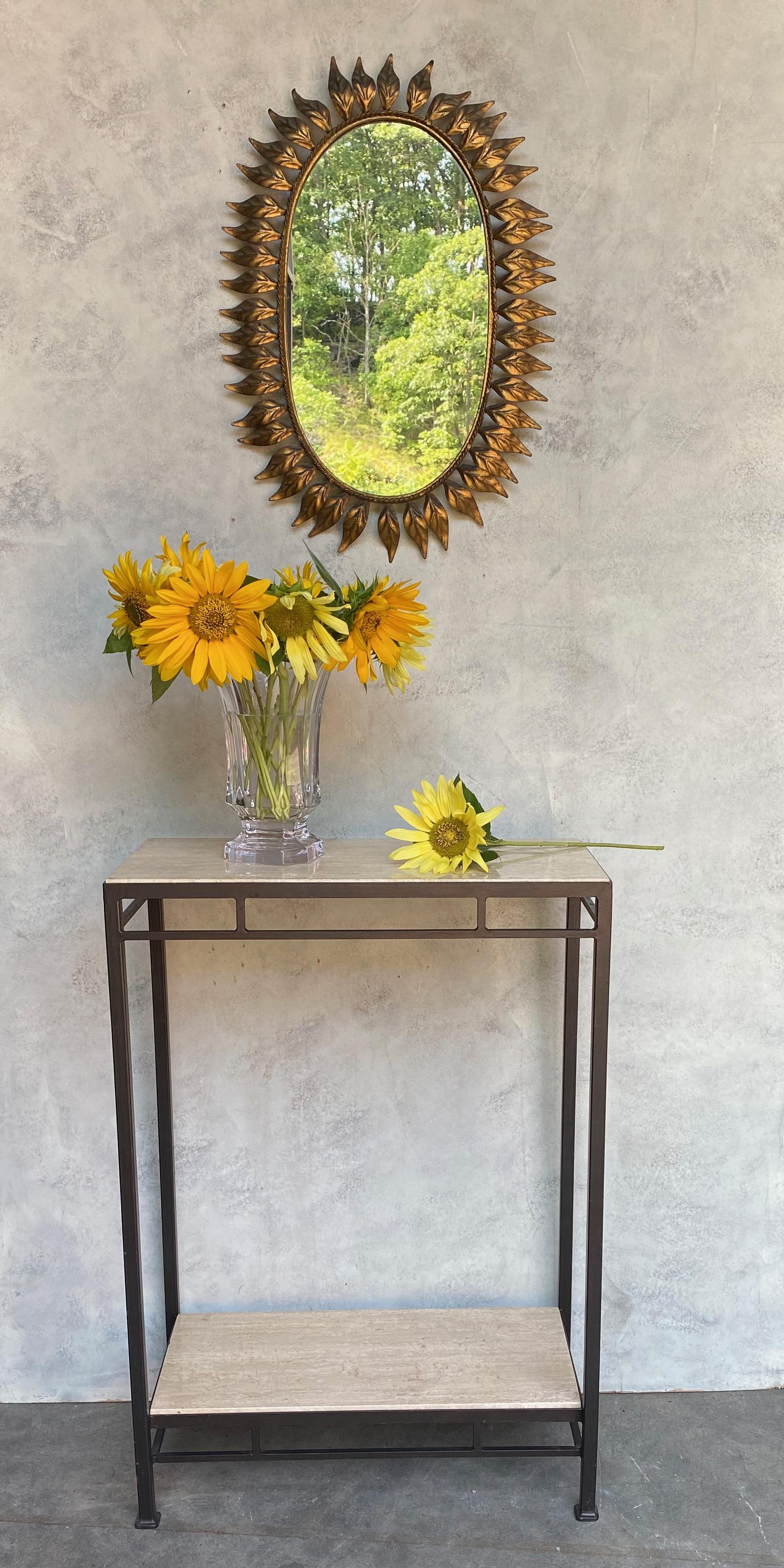 Doré Miroir ovale espagnol Sunburst en métal doré avec feuilles incurvées en vente