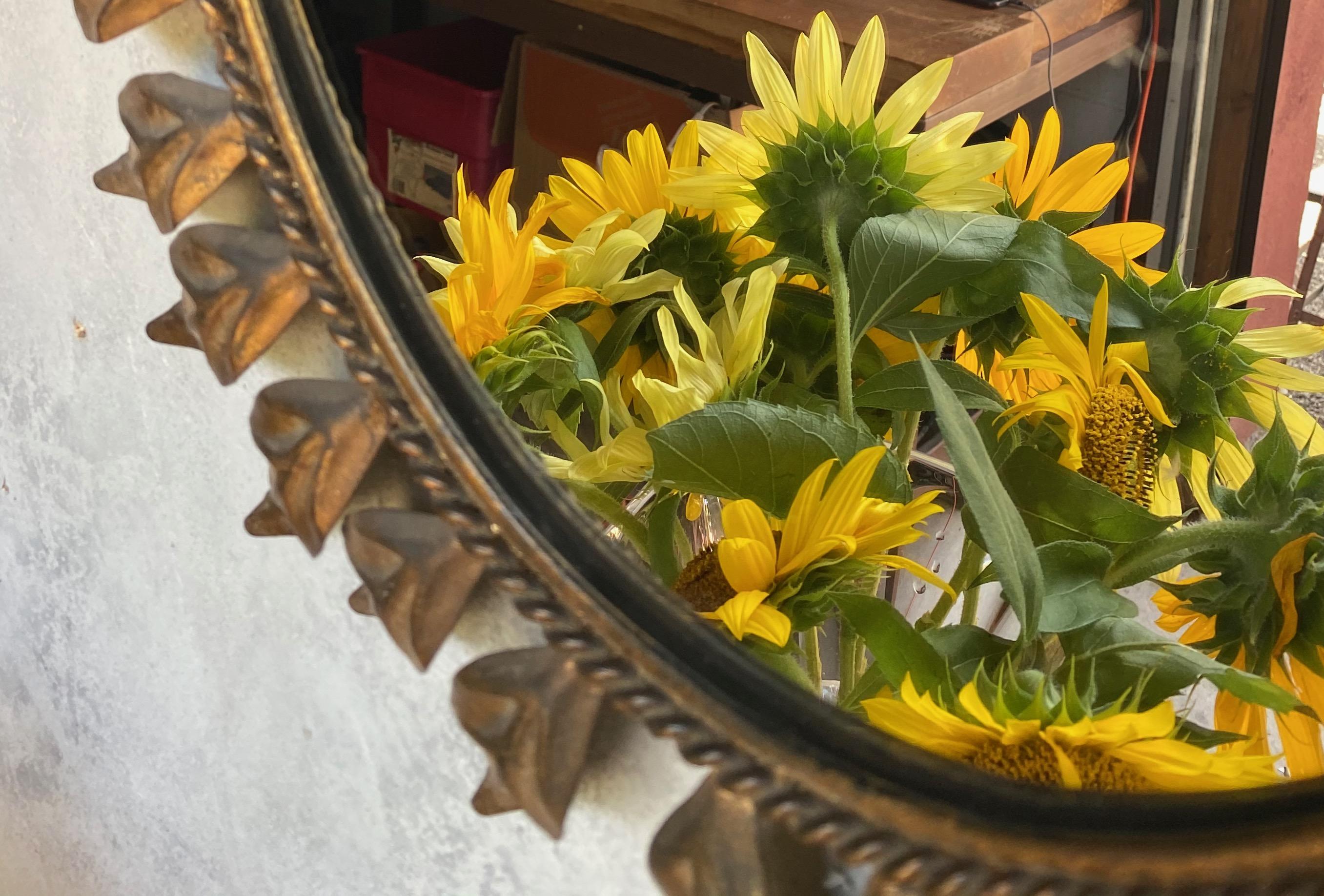 Miroir ovale espagnol Sunburst en métal doré avec feuilles incurvées en vente 1