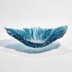 Oval Coral Bowl in Aqua, un centrotavola scultoreo in vetro blu di Wayne Charmer