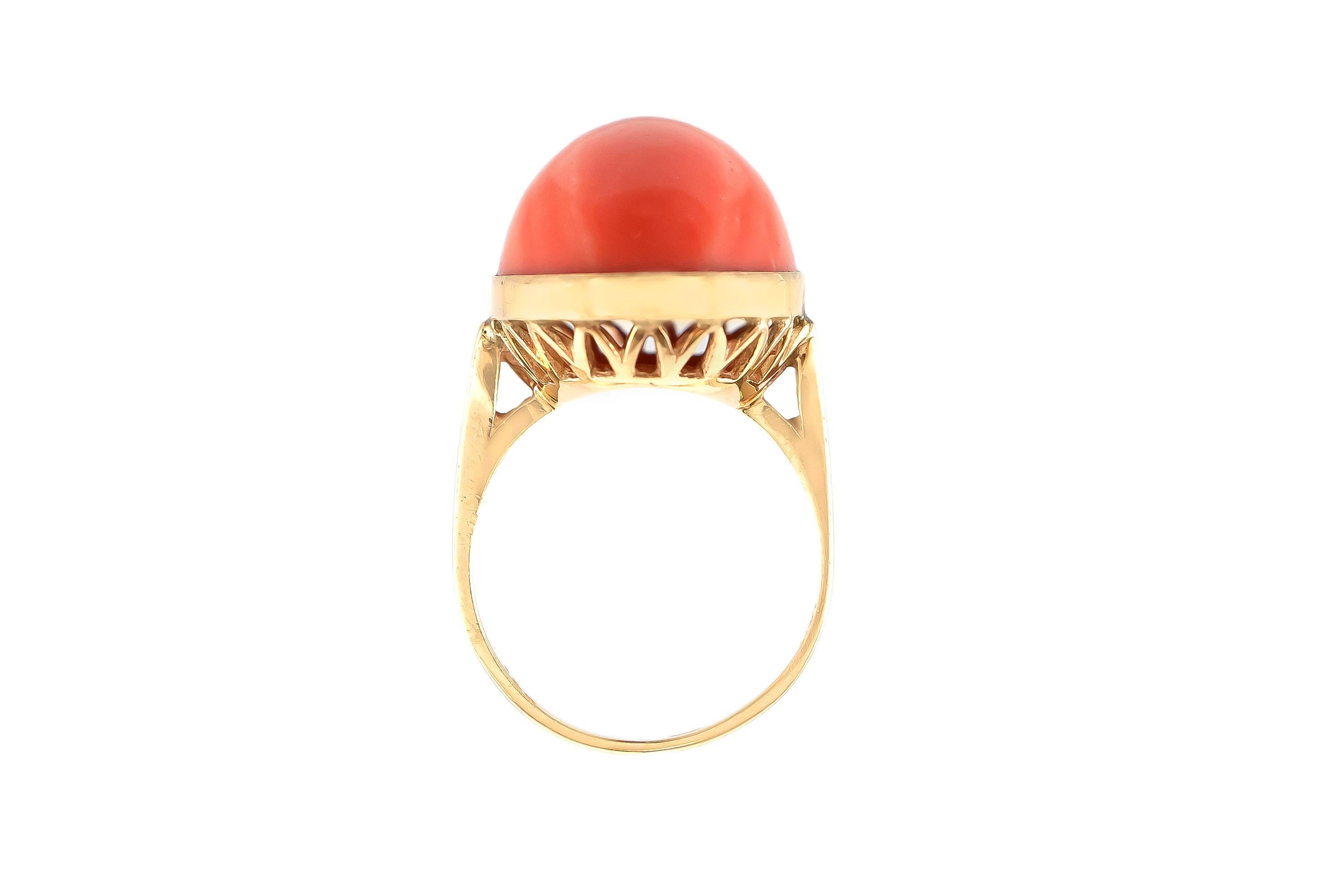 Cocktail ring finely crafted in 14 k gold with a coral. 
Circa 1950.