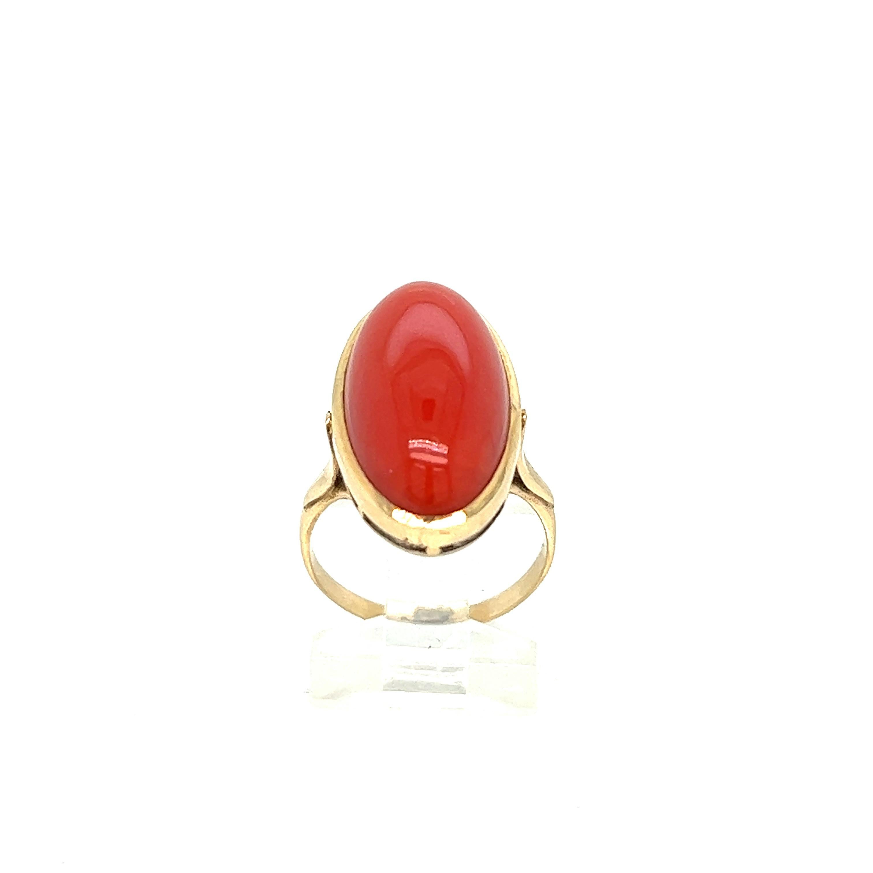 Oval Coral Gold Ring In Excellent Condition For Sale In New York, NY