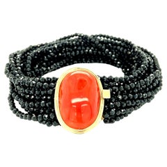 Bracelet corail ovale à plusieurs rangs en or 18 carats et spinelle noire