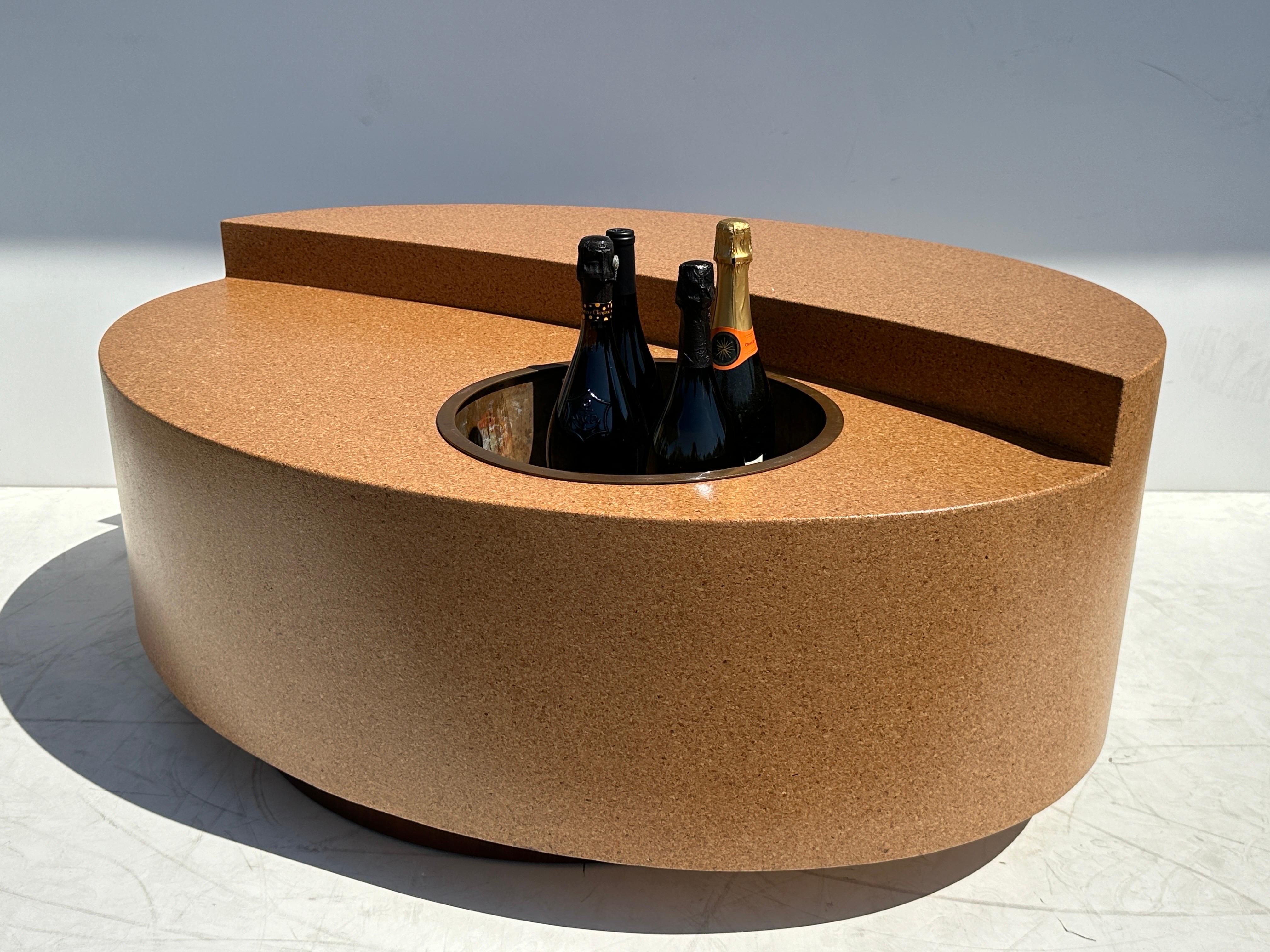 Laqué Table basse ovale en liège avec refroidisseur de boissons en vente
