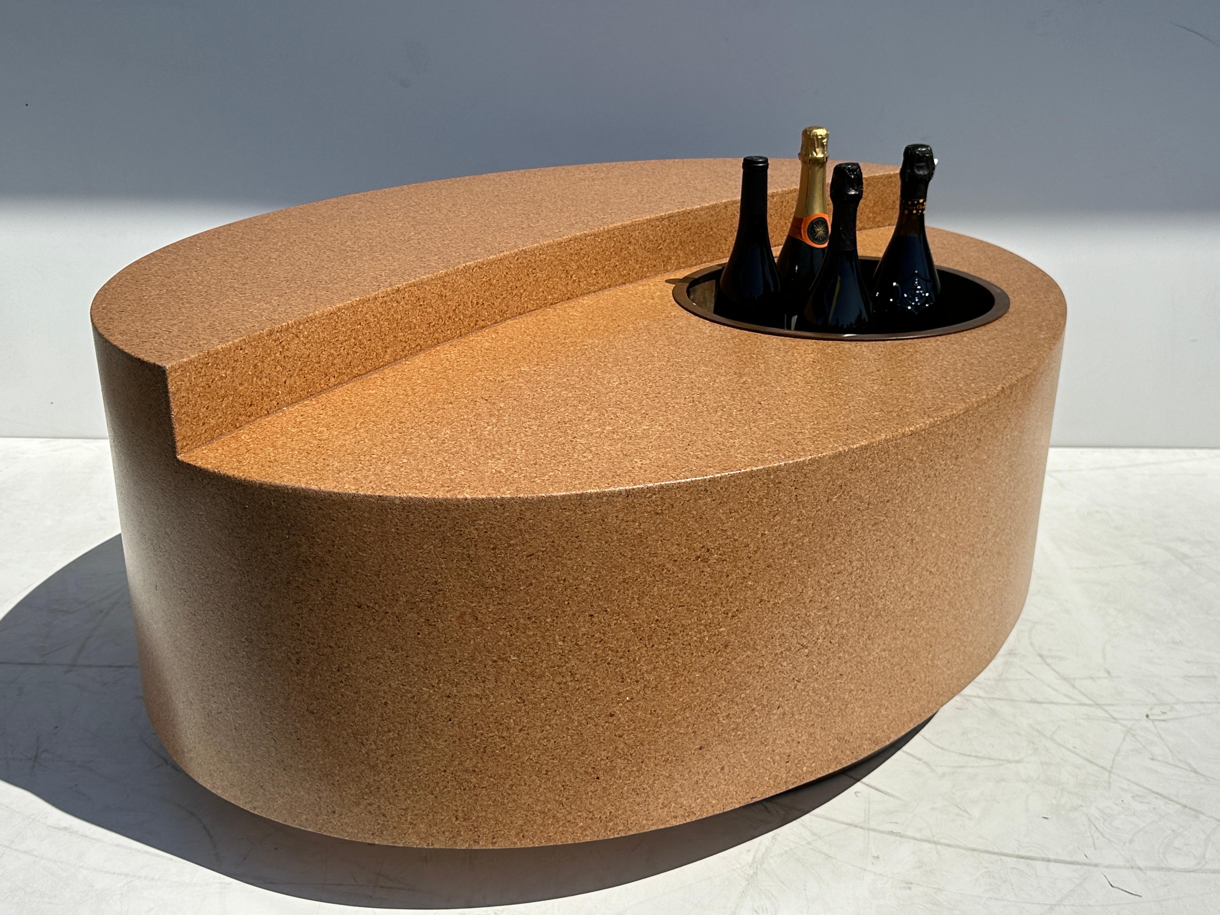 Table basse ovale en liège avec refroidisseur de boissons Bon état - En vente à North Hollywood, CA