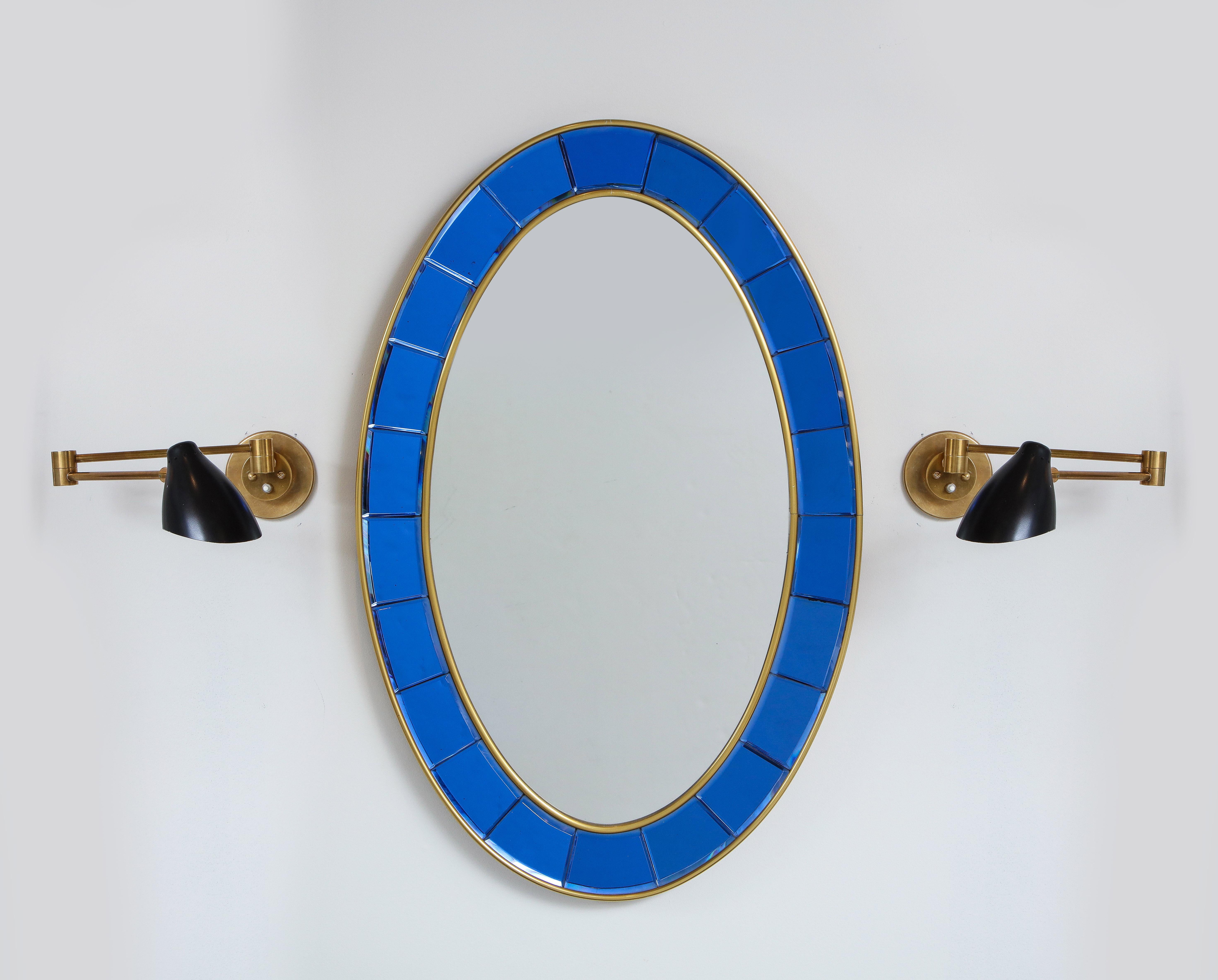 Milieu du XXe siècle Miroir en verre biseauté bleu ovale découpé à la main Cristal Art en vente