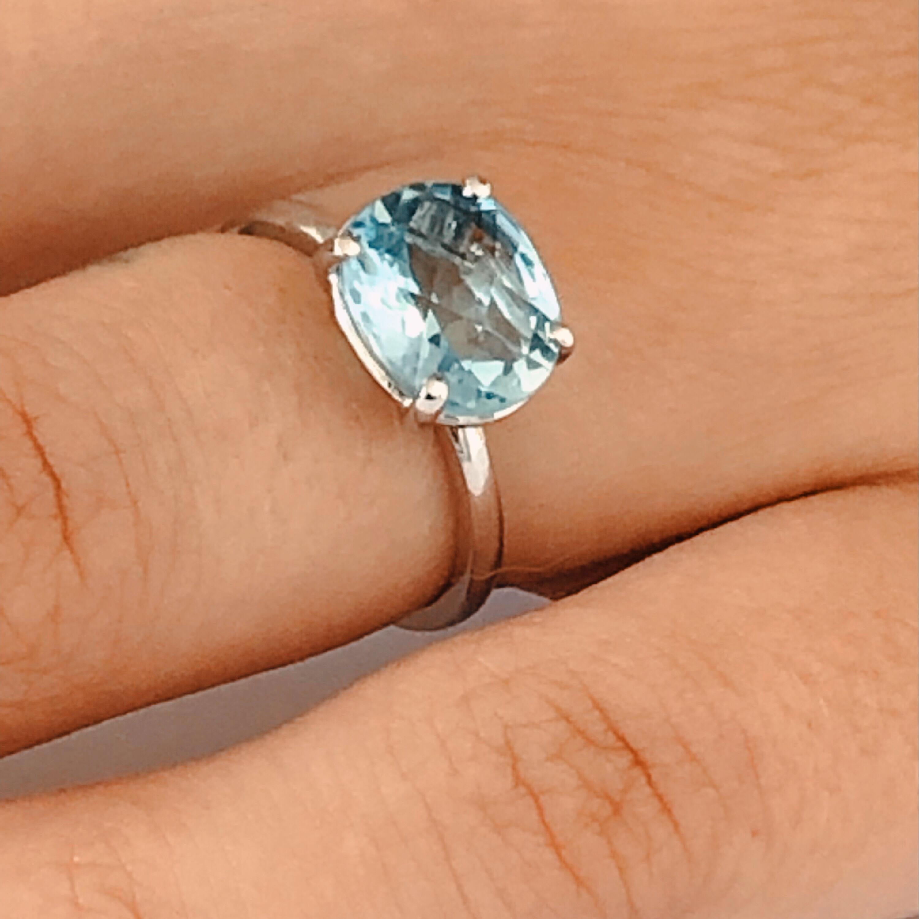 Contemporary Cushion Aquamarine Prong Set in 18 Karats White Gold Fashion Ring