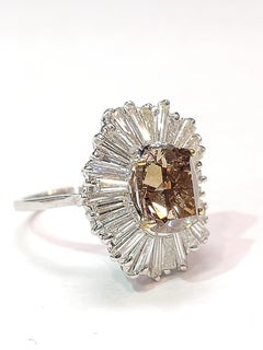 Ovaler Ballerina-Ring mit braunem Diamant im Kissenschliff