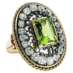 Bague avec péridot ovale coussin et diamant en filigrane d'argent.