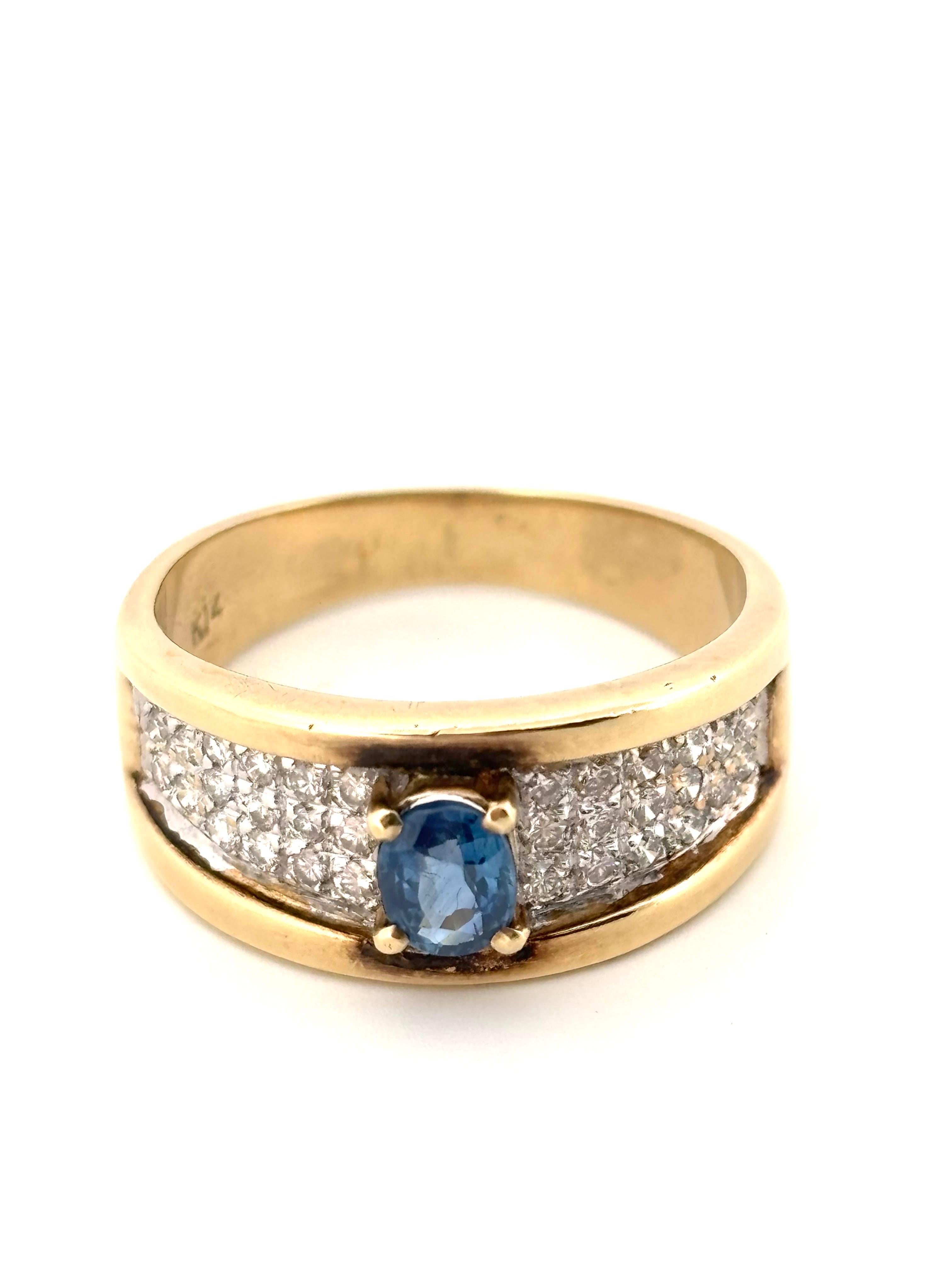 Cette bague des années 1980, audacieuse et élégante, est réalisée en or jaune 14 carats. Elle présente un design classique avec une pièce centrale vibrante. En son cœur repose un saphir bleu de taille ovale pesant environ 0,40 carat, fixé dans une