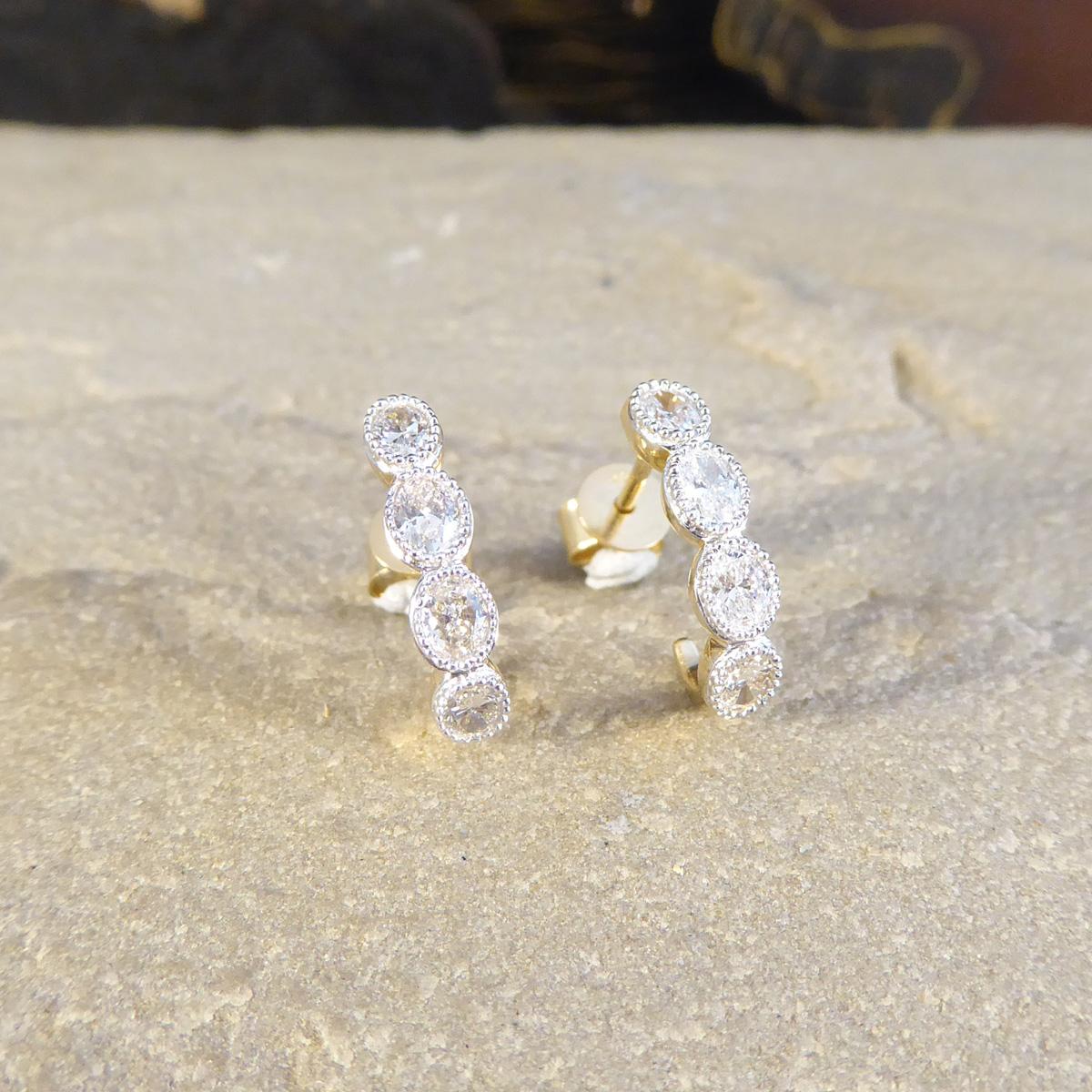 Moderne Créoles huggies en or 18 carats avec diamants taille ovale de 0,70 carat en vente
