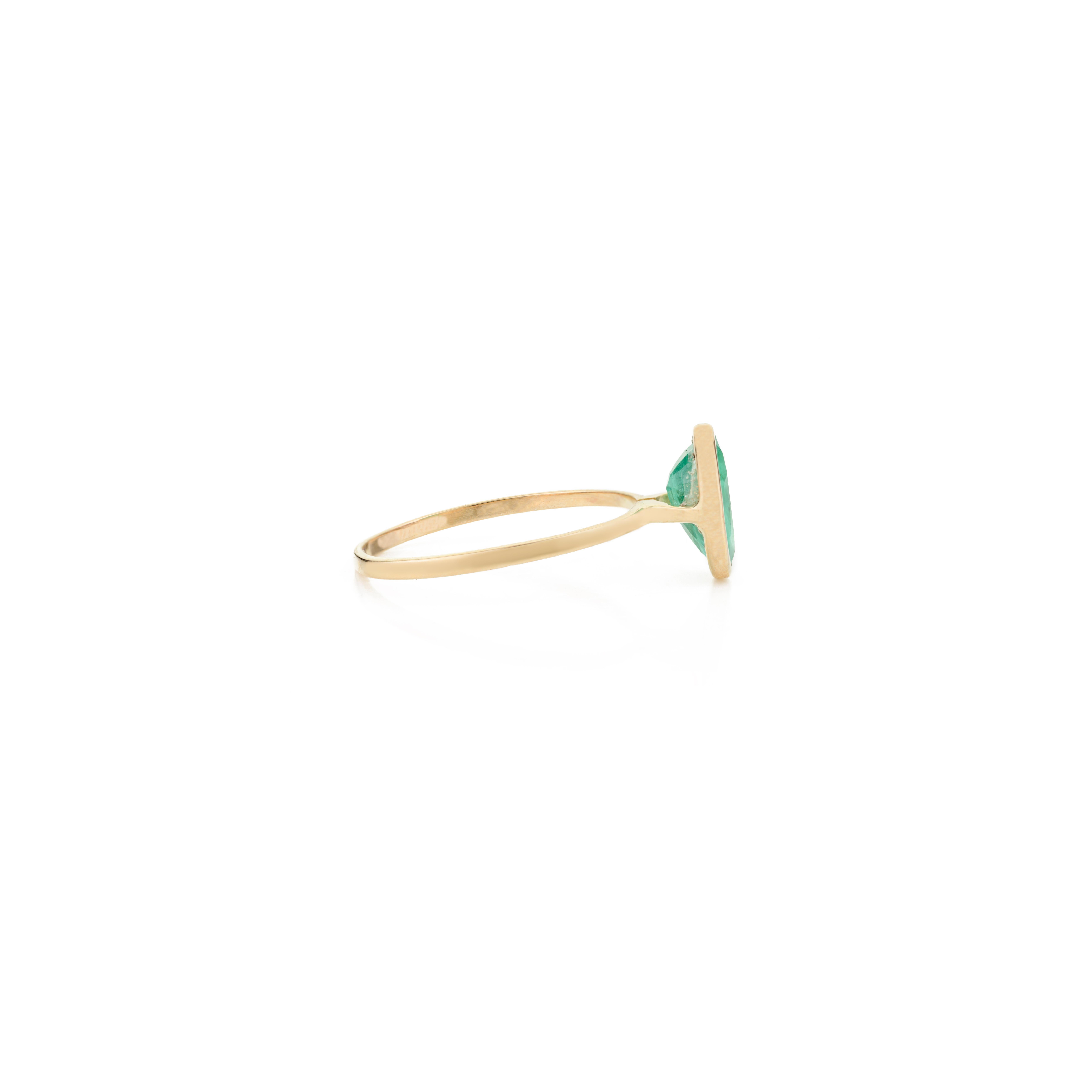 For Sale:  Oval Cut 1 CTW Natural Zambian Emerald Solitaire Unisex Ring in 14K Yellow Gold 8