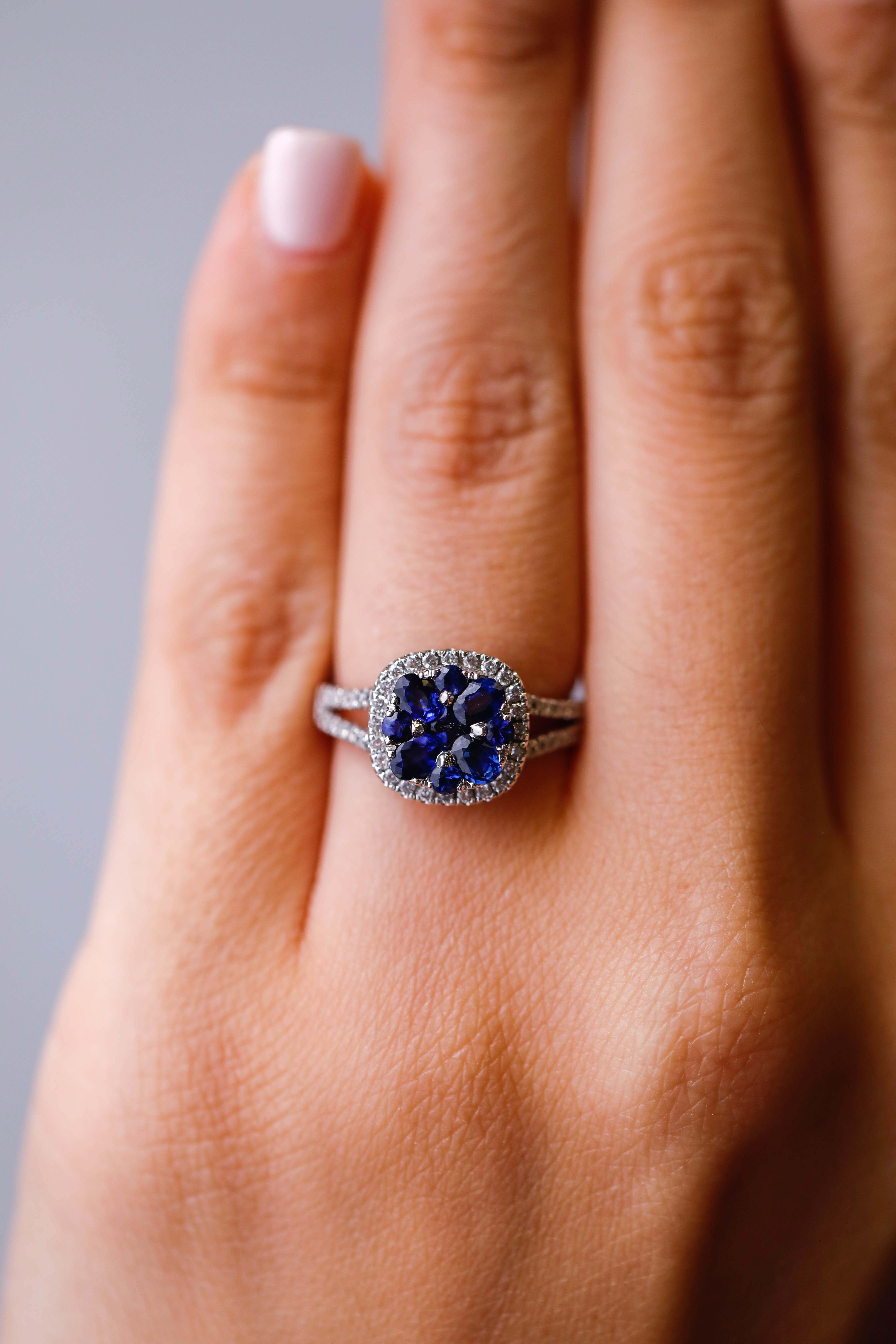Contemporary Oval Cut 1.26 Carat Blue Sapphire Diamond Engagement Ring 18 Karat White Gold For Sale