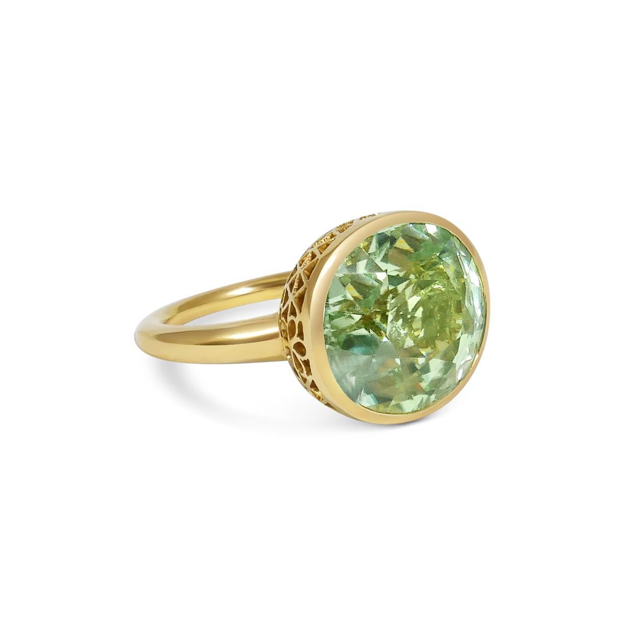 Contemporary Oval Cut 15.50 Carat Green Tourmaline 18 Karat Yellow Gold Cocktail Ring For Sale
