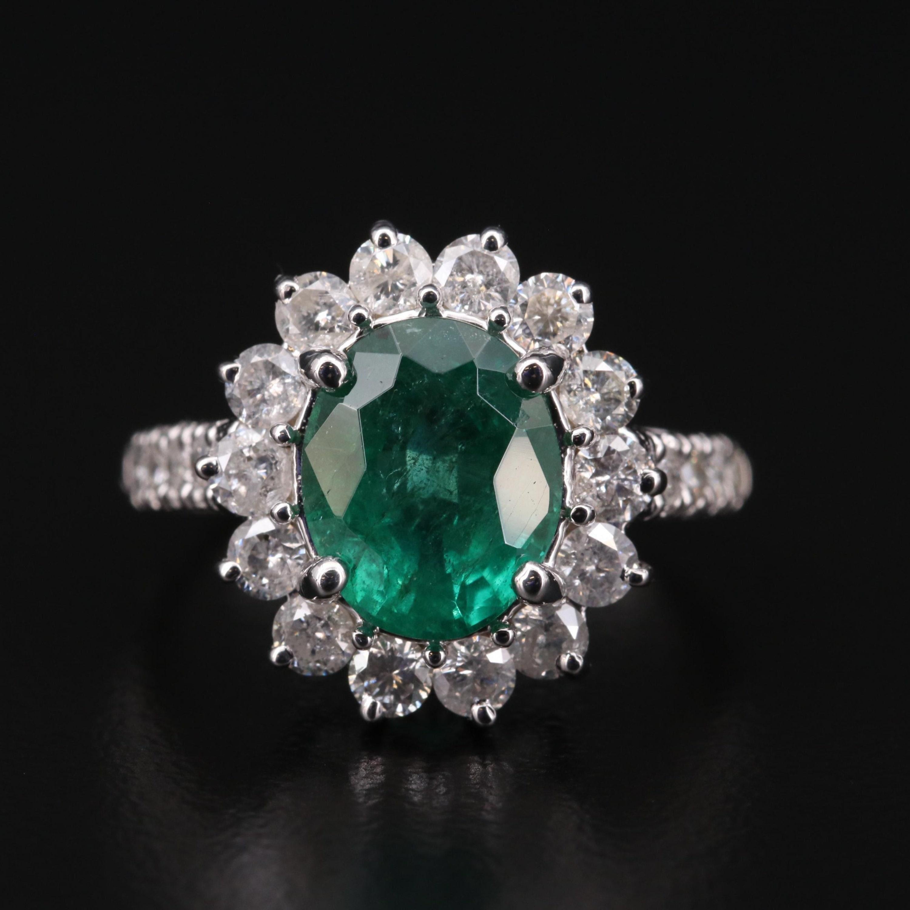 Im Angebot: Verlobungsring mit antikem Smaragd im Ovalschliff aus 18 Karat Gold mit Halo () 2