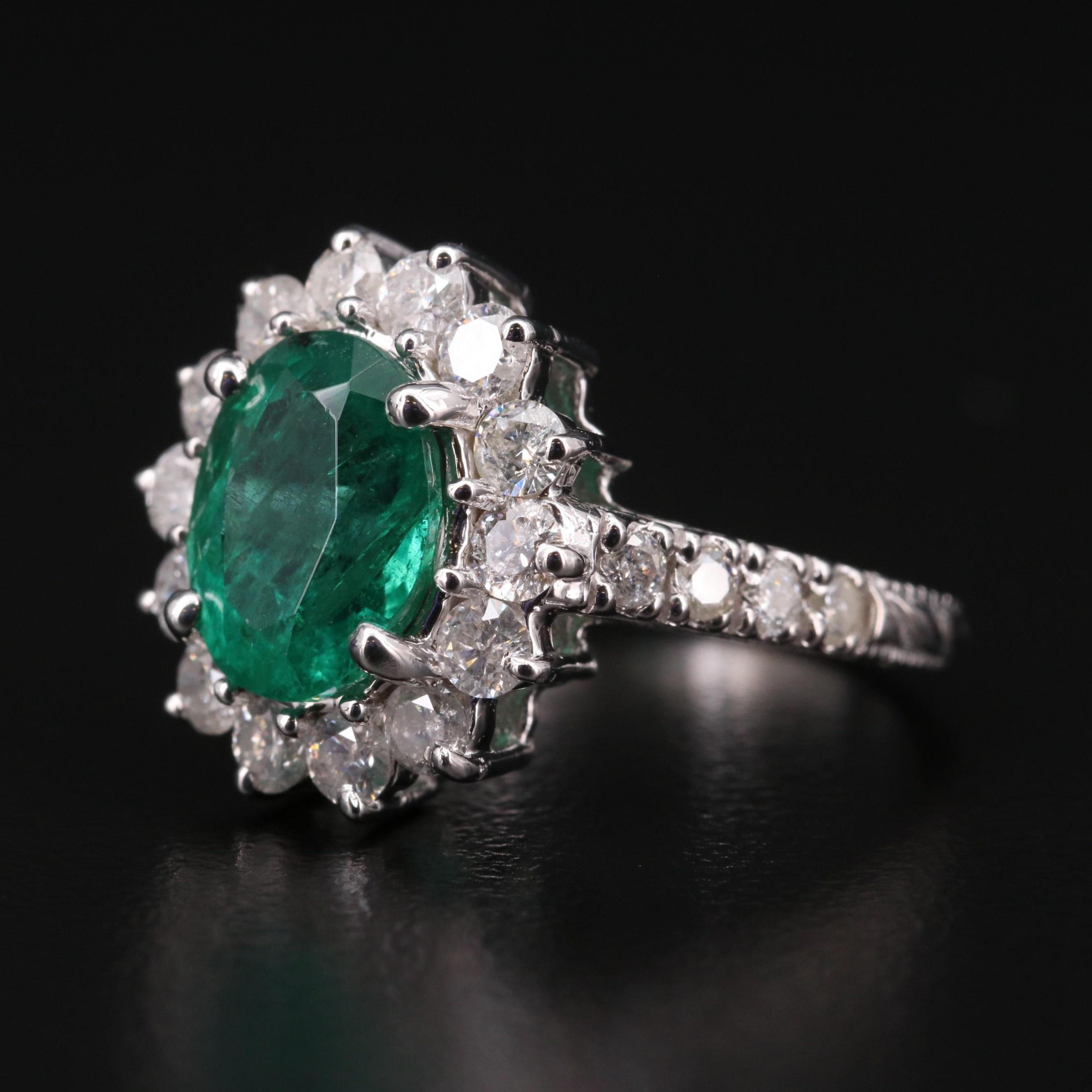 Im Angebot: Verlobungsring mit antikem Smaragd im Ovalschliff aus 18 Karat Gold mit Halo () 3