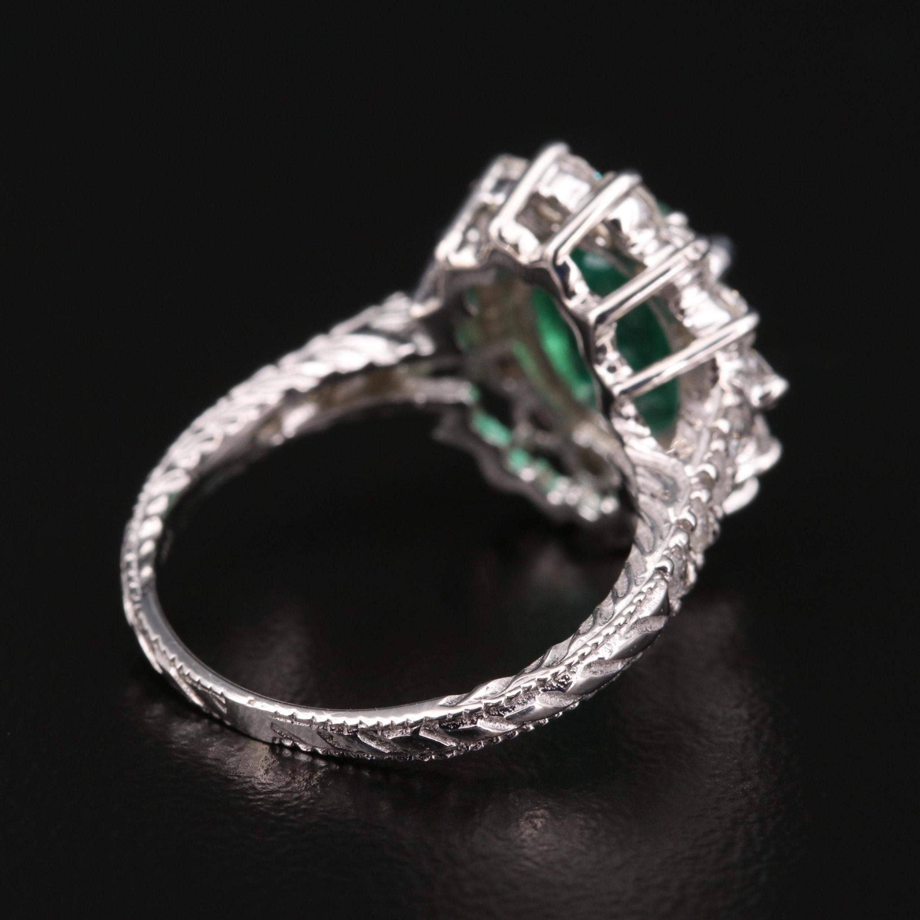 Im Angebot: Verlobungsring mit antikem Smaragd im Ovalschliff aus 18 Karat Gold mit Halo () 4