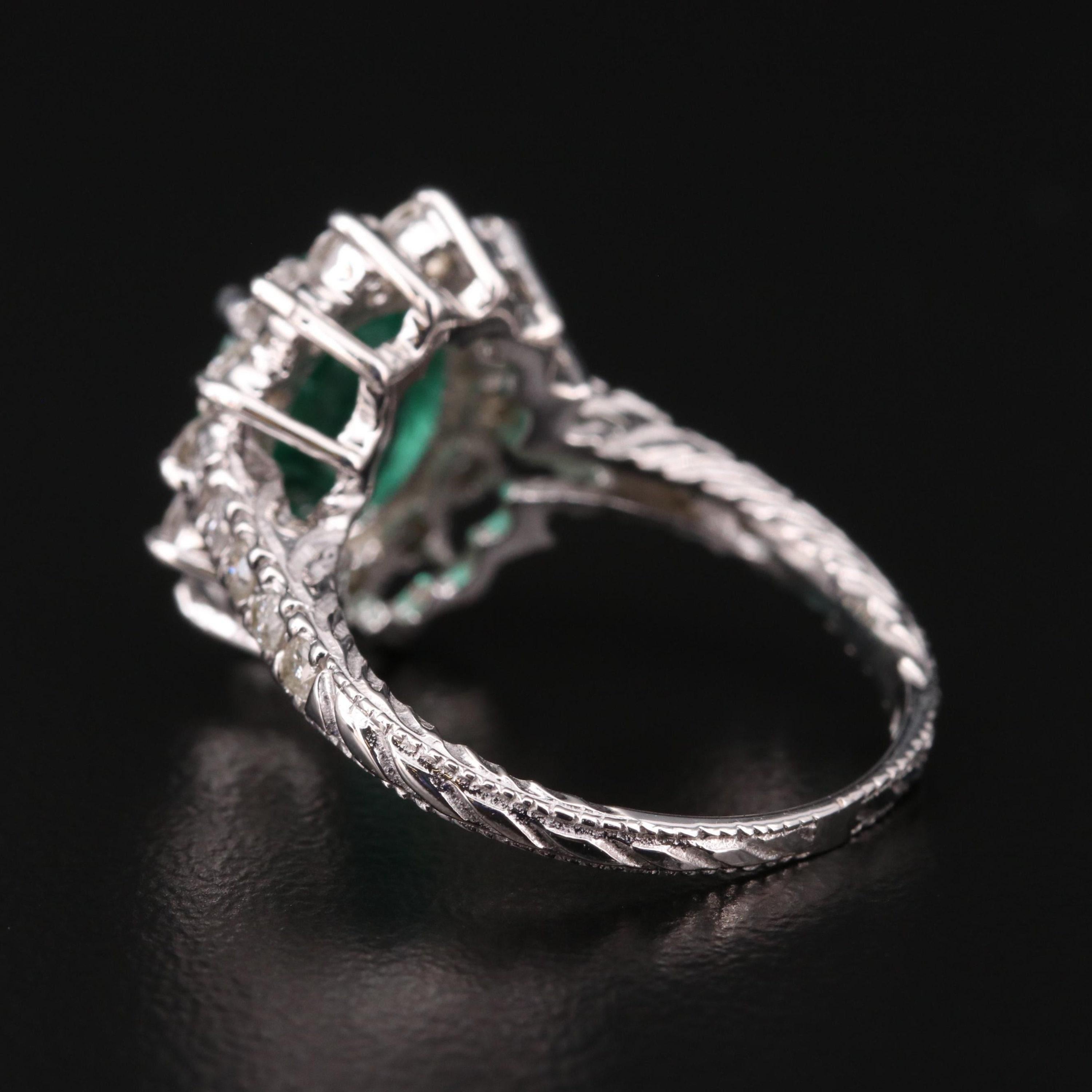 Im Angebot: Verlobungsring mit antikem Smaragd im Ovalschliff aus 18 Karat Gold mit Halo () 5