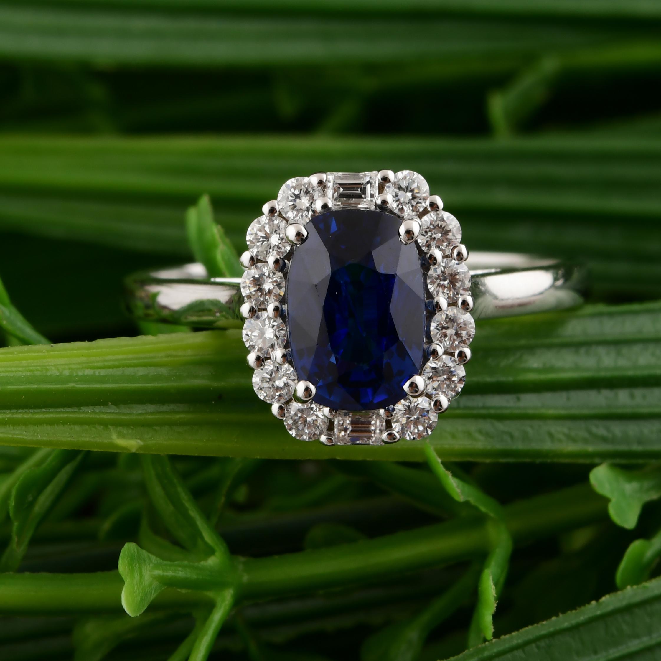 En vente :  Bague de cocktail d'anniversaire en or 14k, saphir bleu, halo, diamant, coupe ovale, 1,93TCW. 3