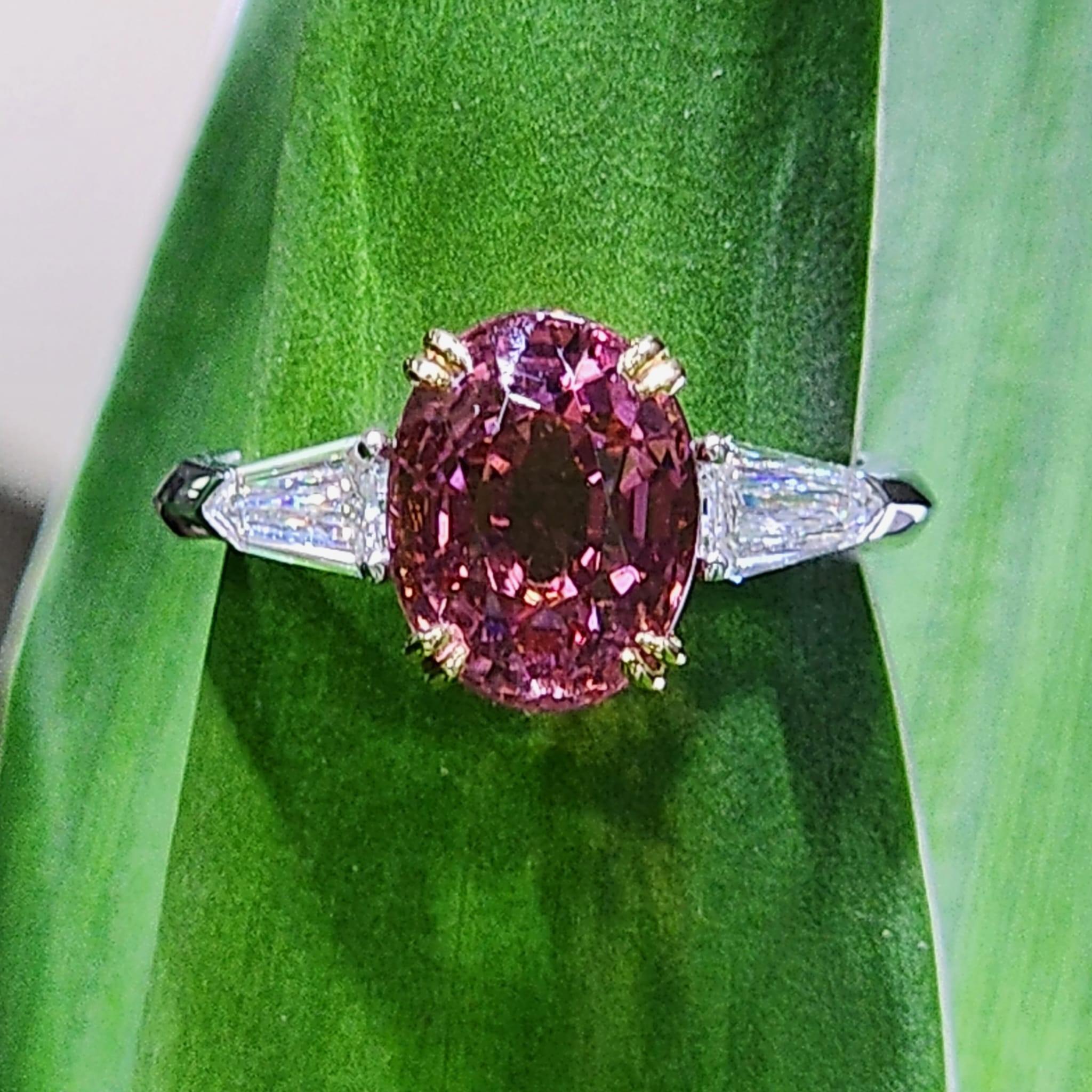 Oval Cut 3.93Ct Pink Tourmaline Diamond Three-Stone Ring in 18 Karat Gold 3