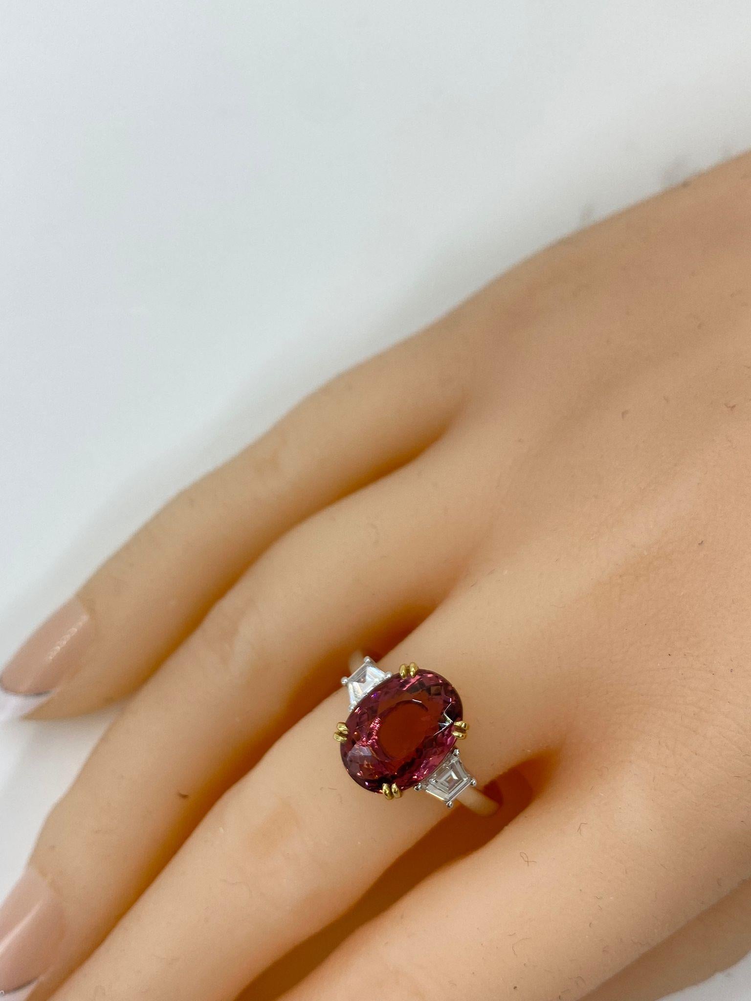 Oval Cut 4.29 Carat Pink Tourmaline Diamond Three-Stone Ring in 18 Karat Gold For Sale 1