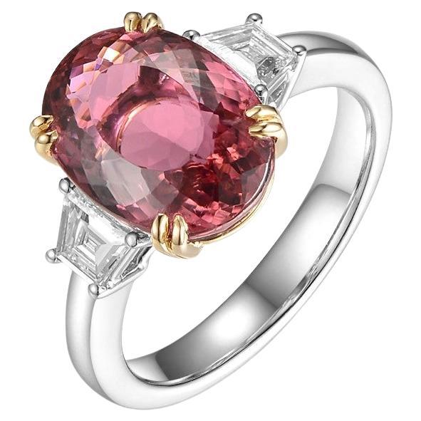 Bague à trois pierres en or 18 carats avec diamants et tourmaline rose de taille ovale de 4,29 carats