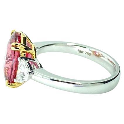 Taille ovale Bague à trois pierres en or 18 carats avec diamants et tourmaline rose de taille ovale de 4,47 carats en vente